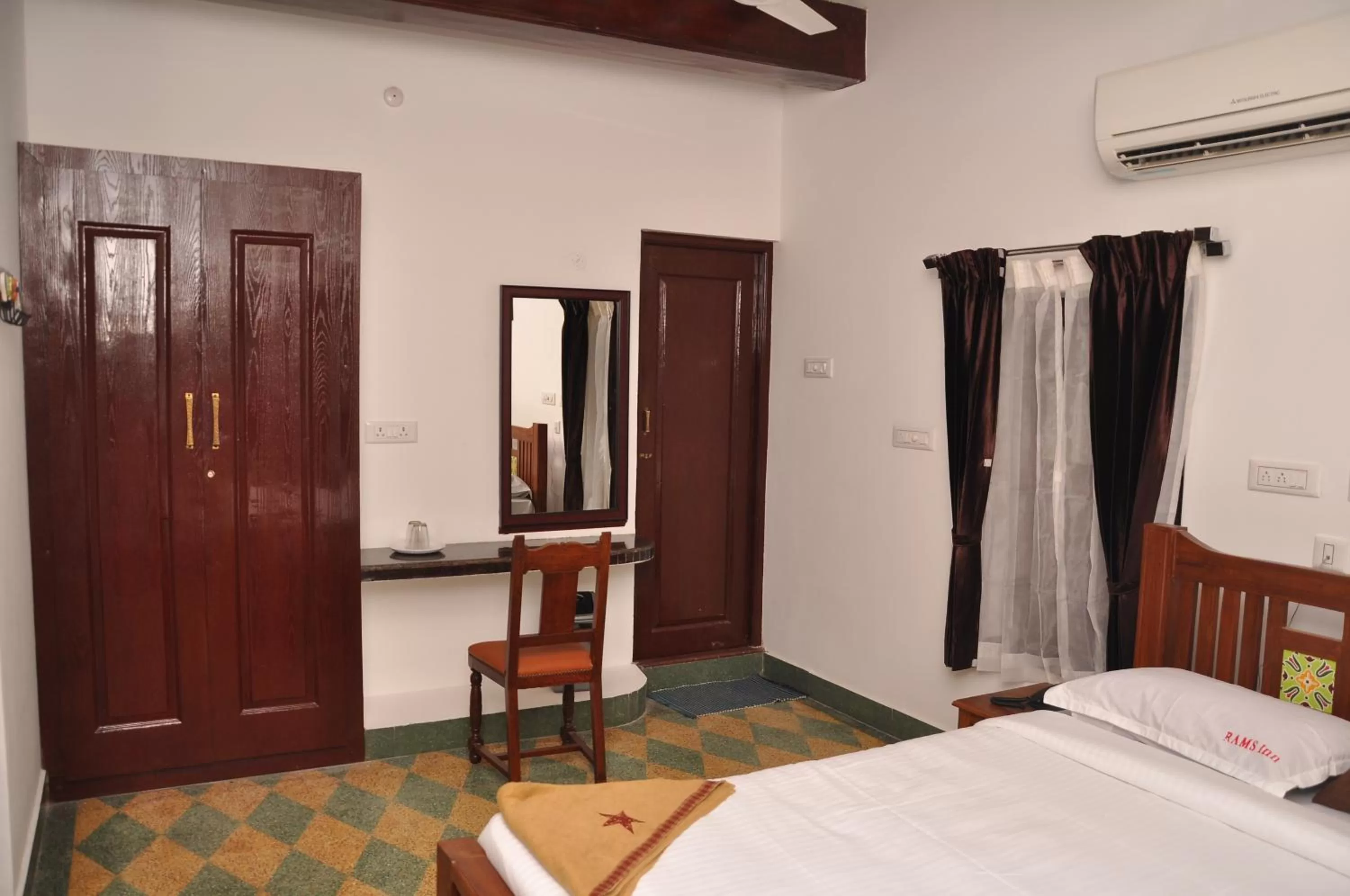 air conditioner, Bed in Rams Inn