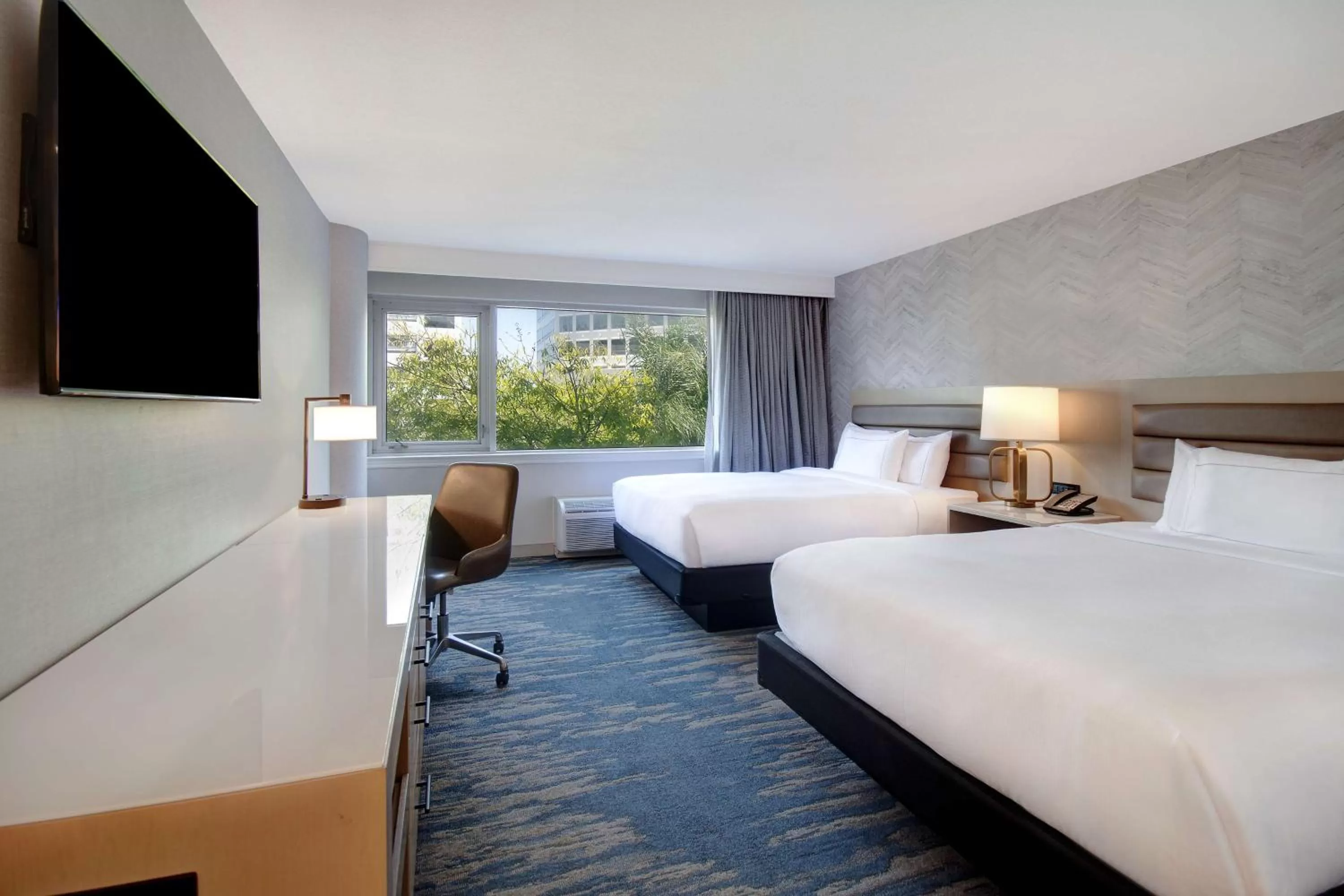 Bedroom, Bed in DoubleTree by Hilton LAX - El Segundo