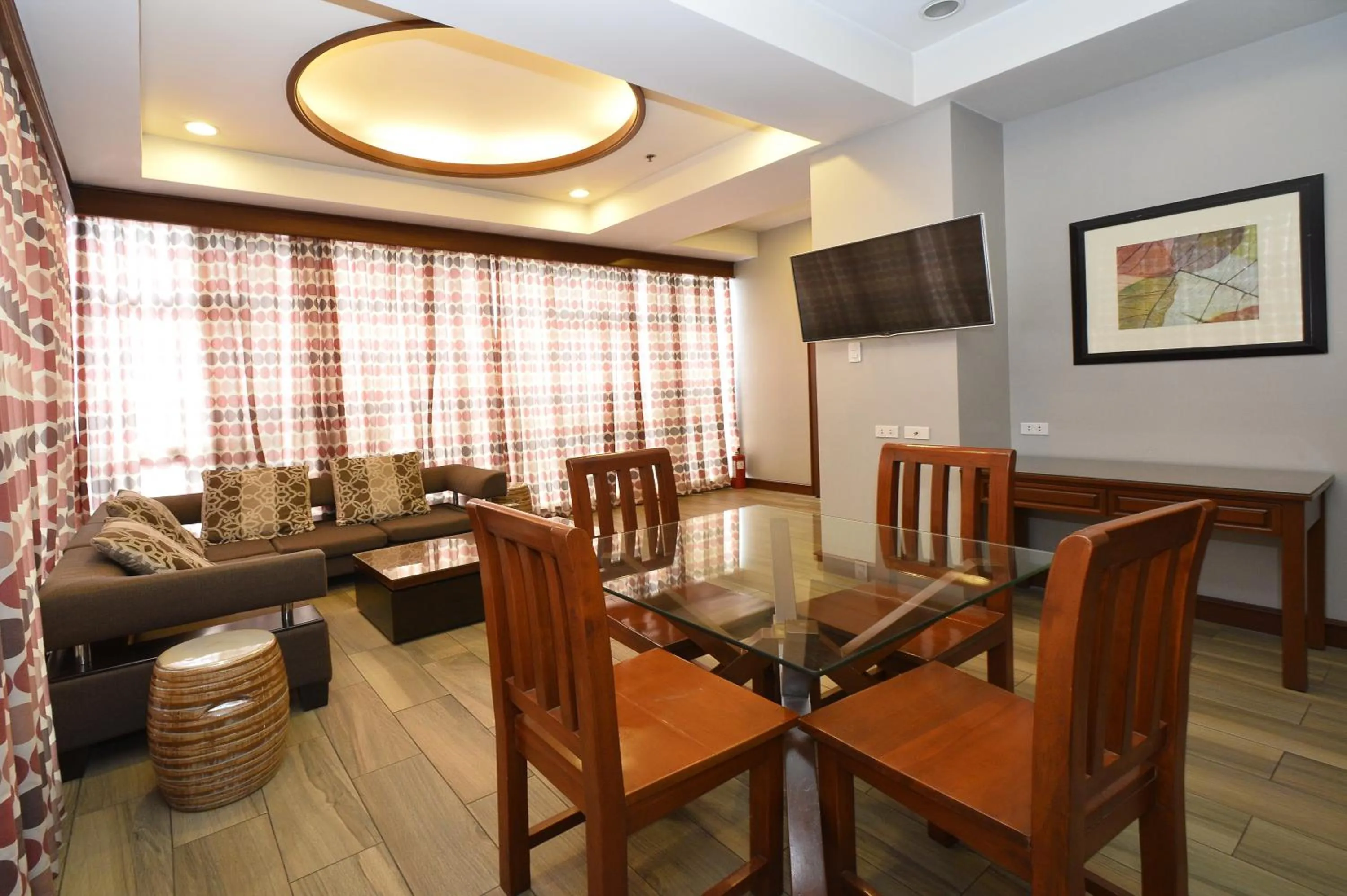 Dining area in Paragon Hotel and Suites