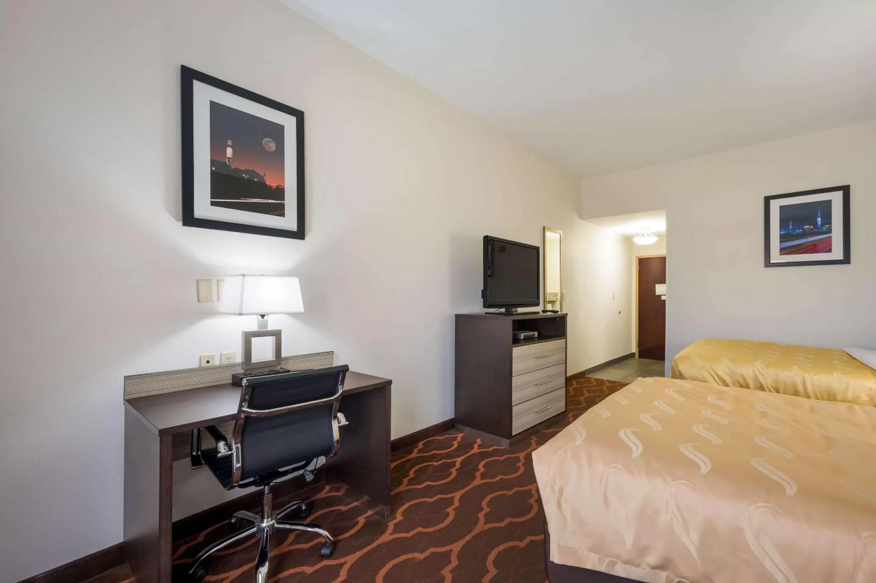 Photo of the whole room, Bed in Quality Inn & Suites Huntsville Research Park Area