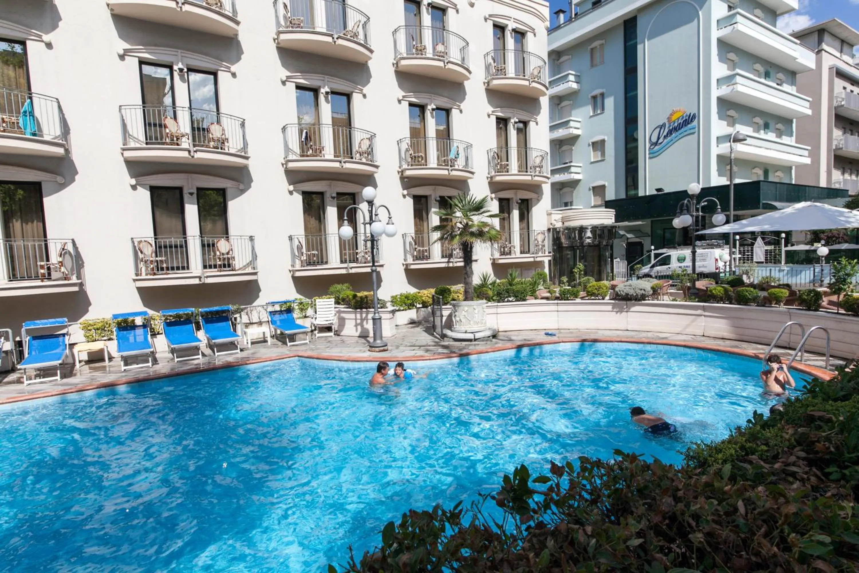 Swimming pool in Hotel Ambassador