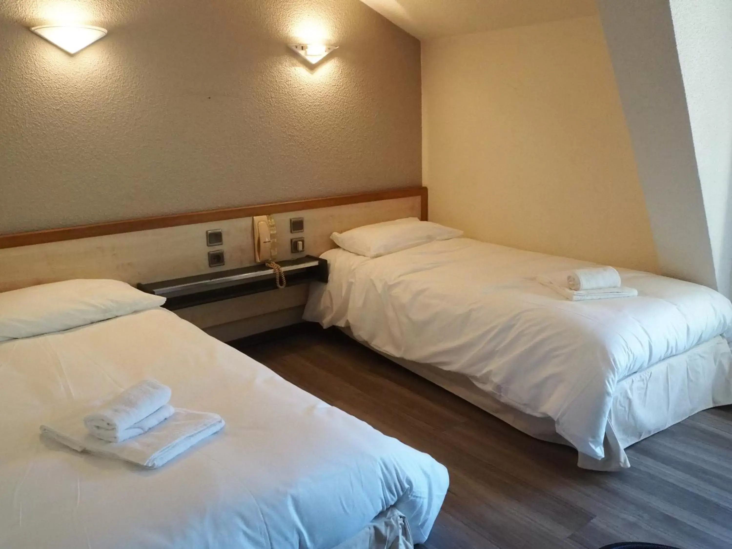 Twin Room with Shared Bathroom in HOTEL LE FOIRAIL Twin Room with Shared Bathroom in HOTEL LE FOIRAIL