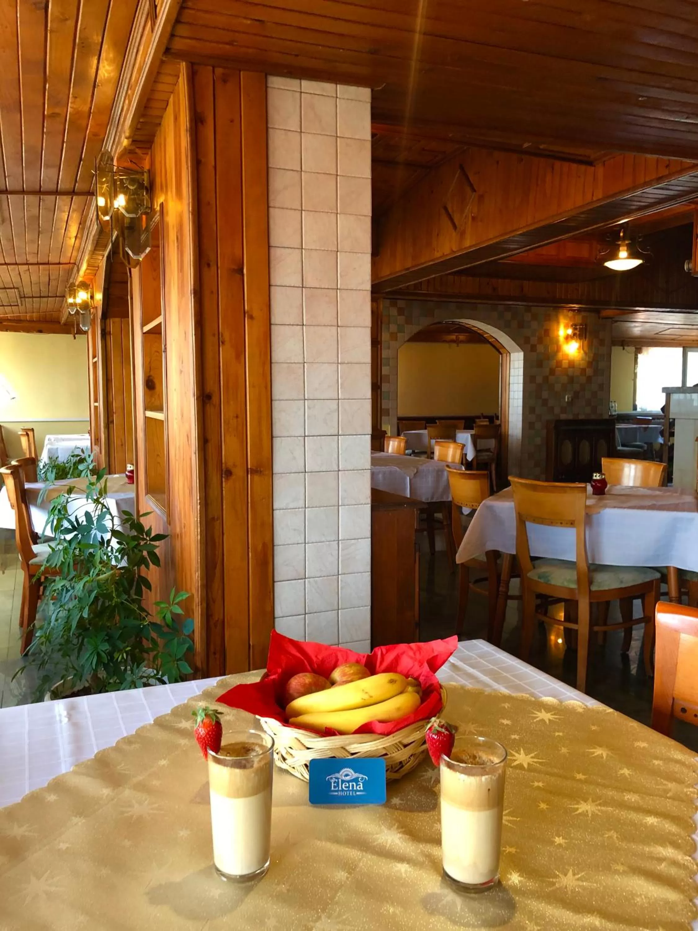 Restaurant/places to eat in Elena Hotel