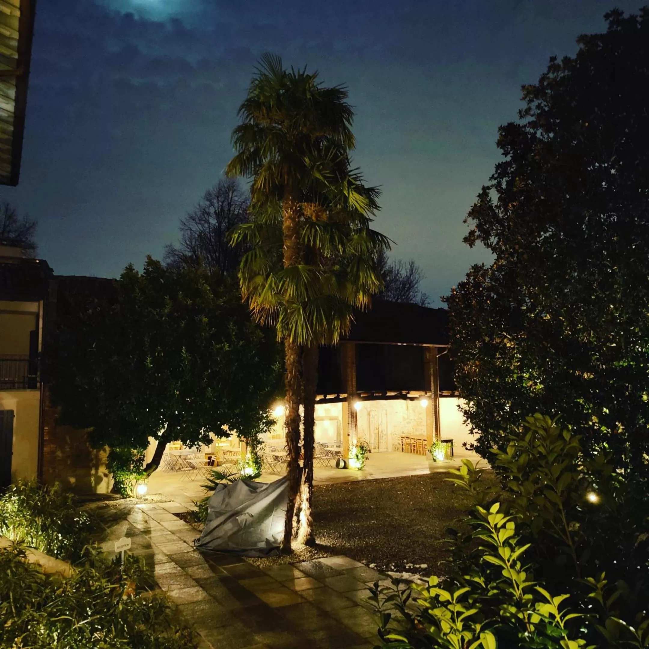 Restaurant/places to eat in Dandelion Como Suites & Park