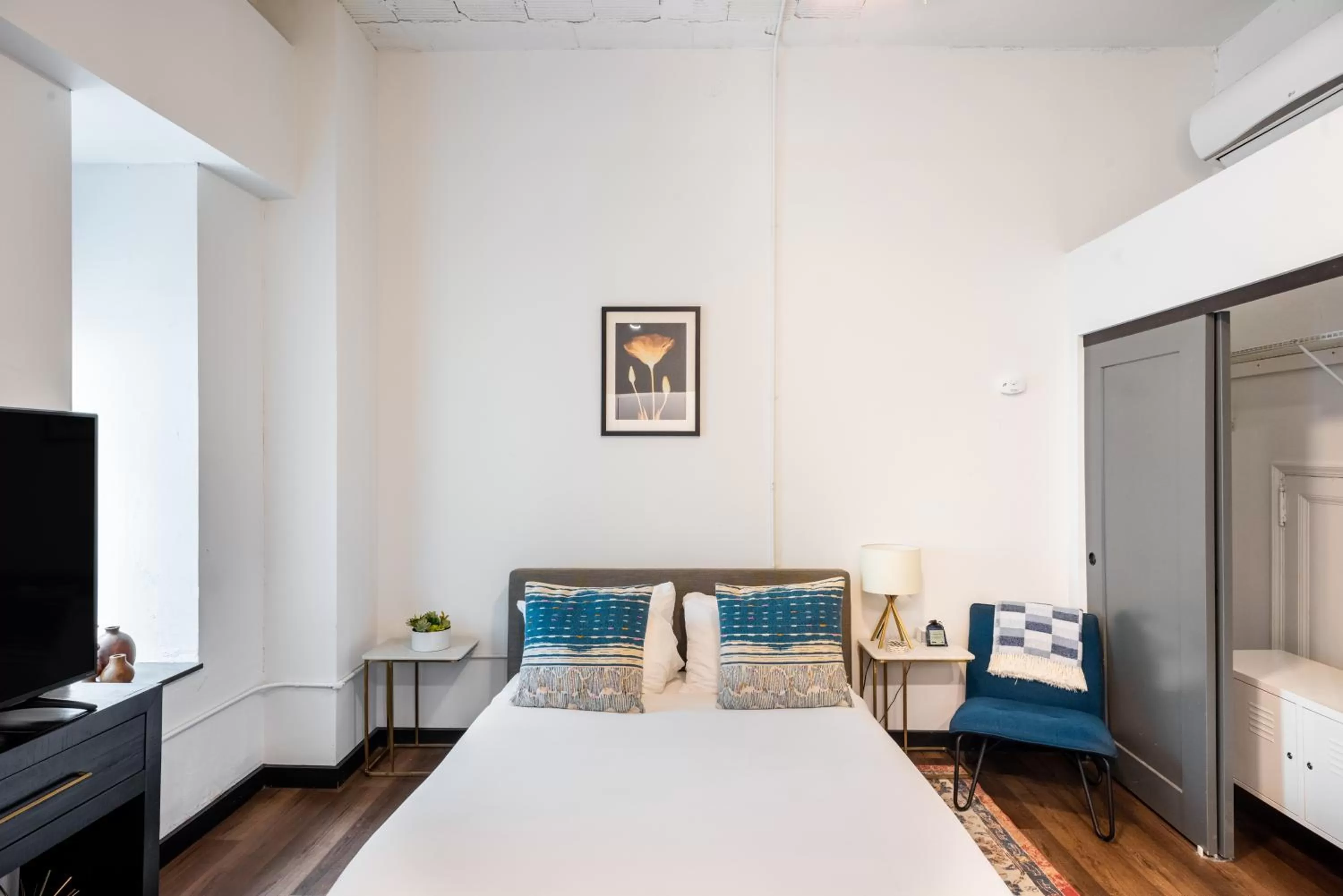 Bed in Mint House Detroit - Times Square