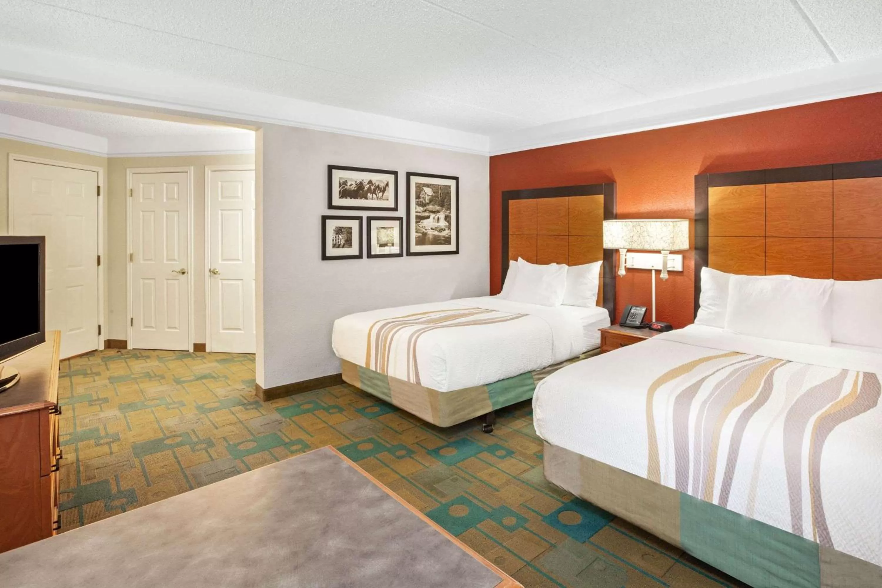 Double Room with Two Double Beds and Bath Tub - Mobility/Hearing Accessible - Non-Smoking in La Quinta by Wyndham Houston Galleria Area