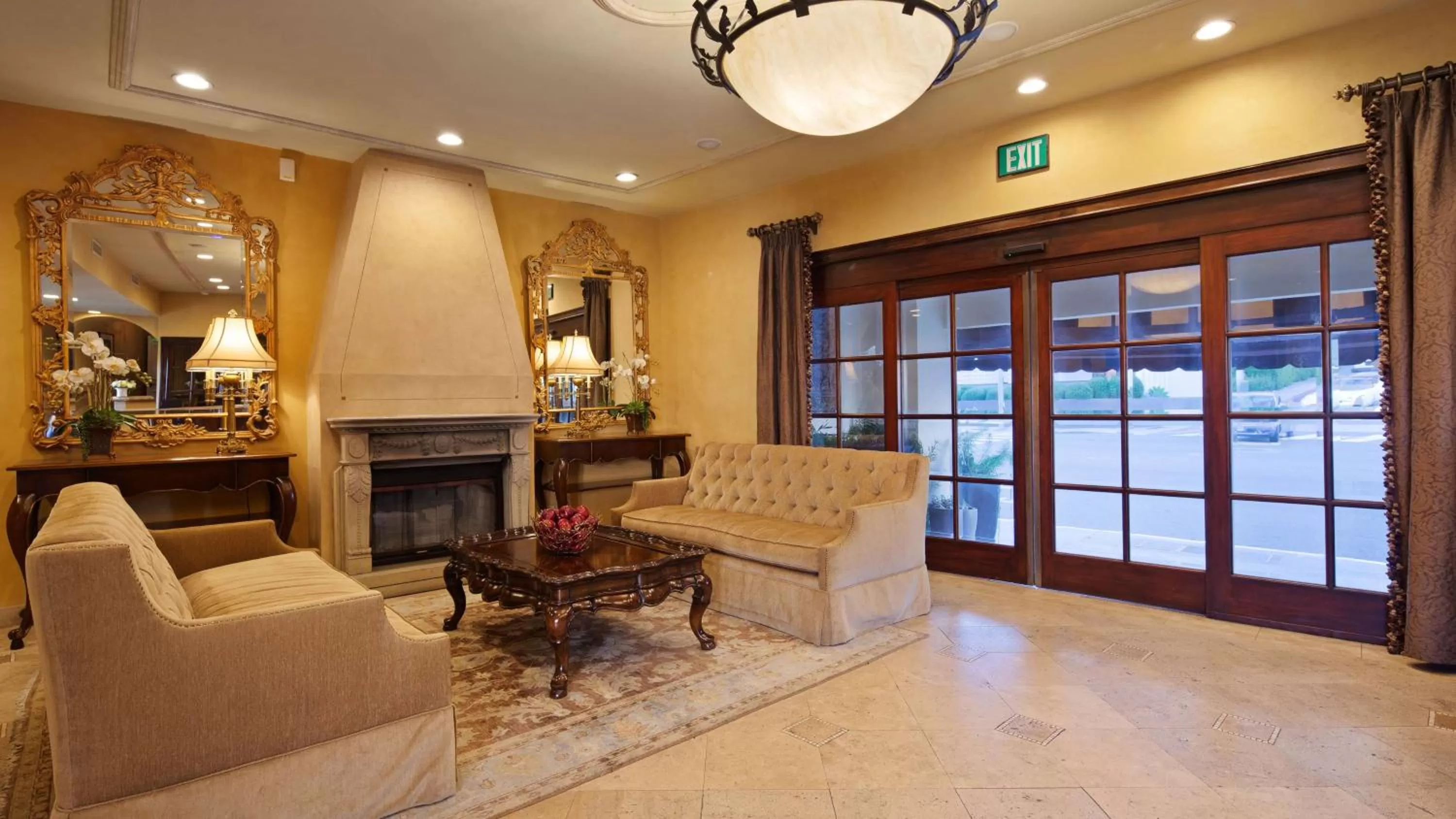 Lobby or reception in Best Western Plus Sunset Plaza Hotel