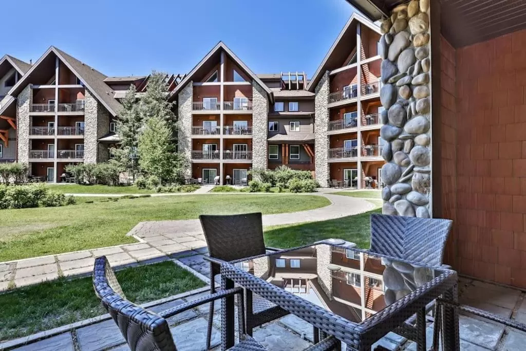 Property building in Mountain Retreat, Pool & Hot Tub, BBQ, Patio, King Bed, Sleeps 6!