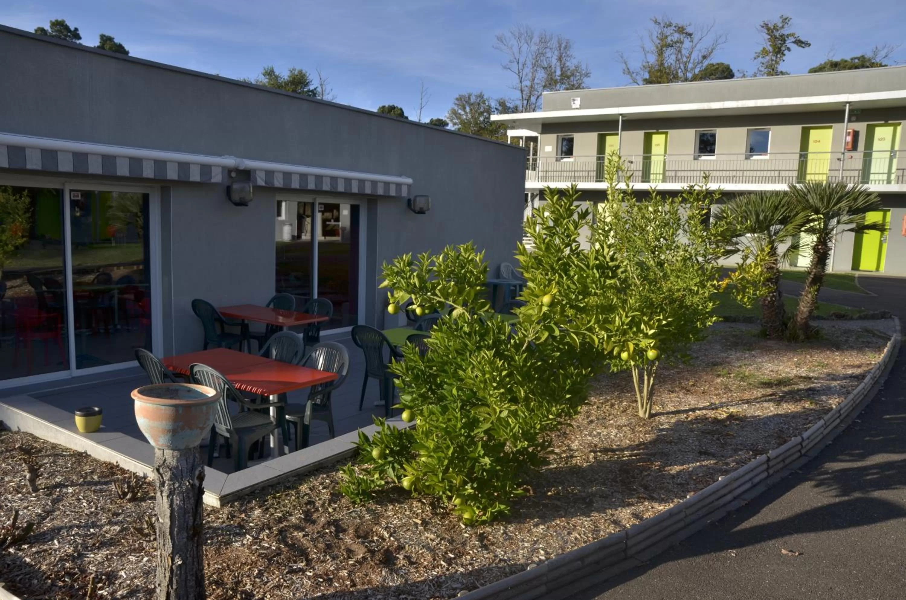 Patio, Property Building in Hôtel Eco Chic