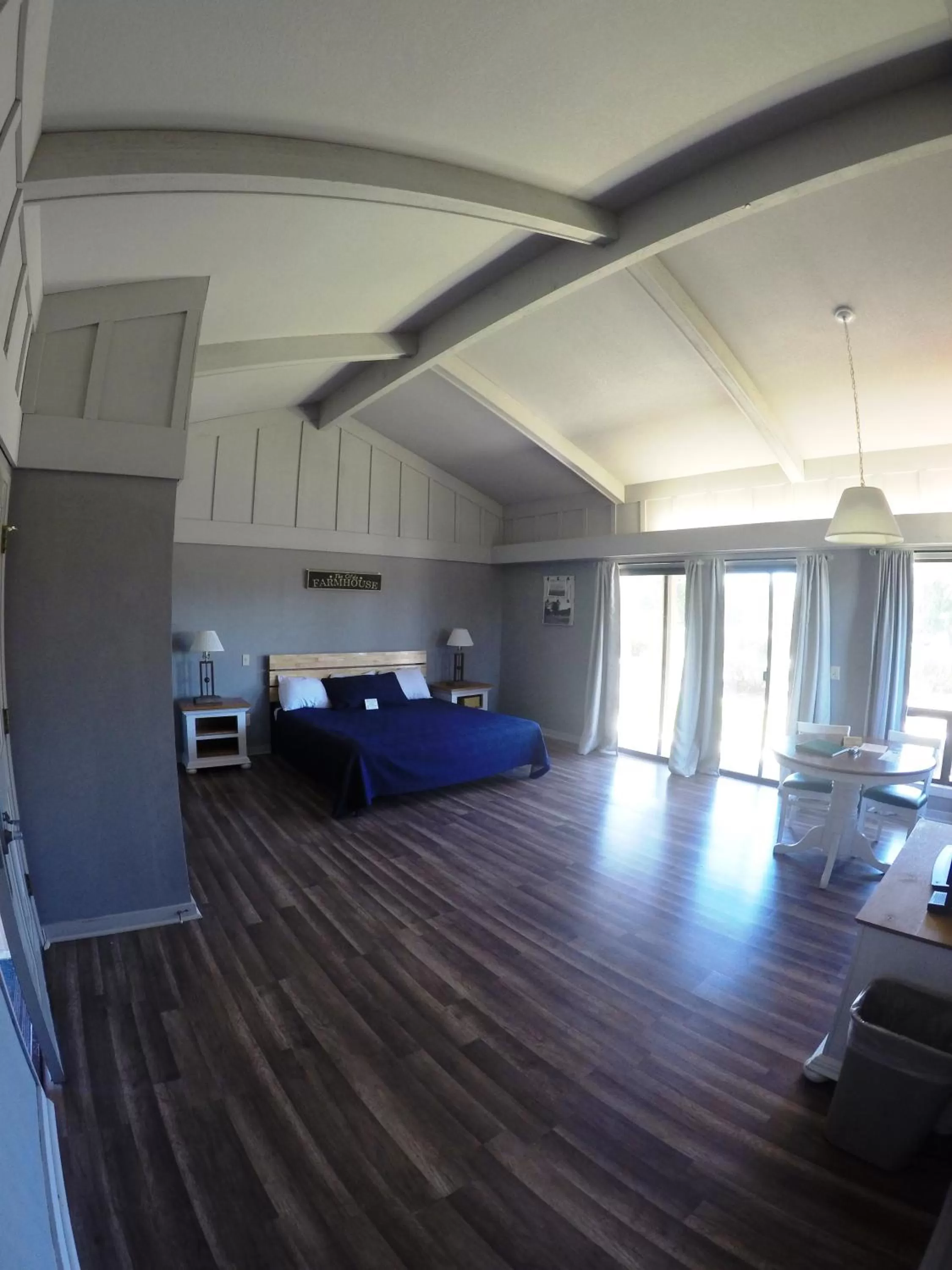 Photo of the whole room, Bed in Ridgemark Golf Club and Resort