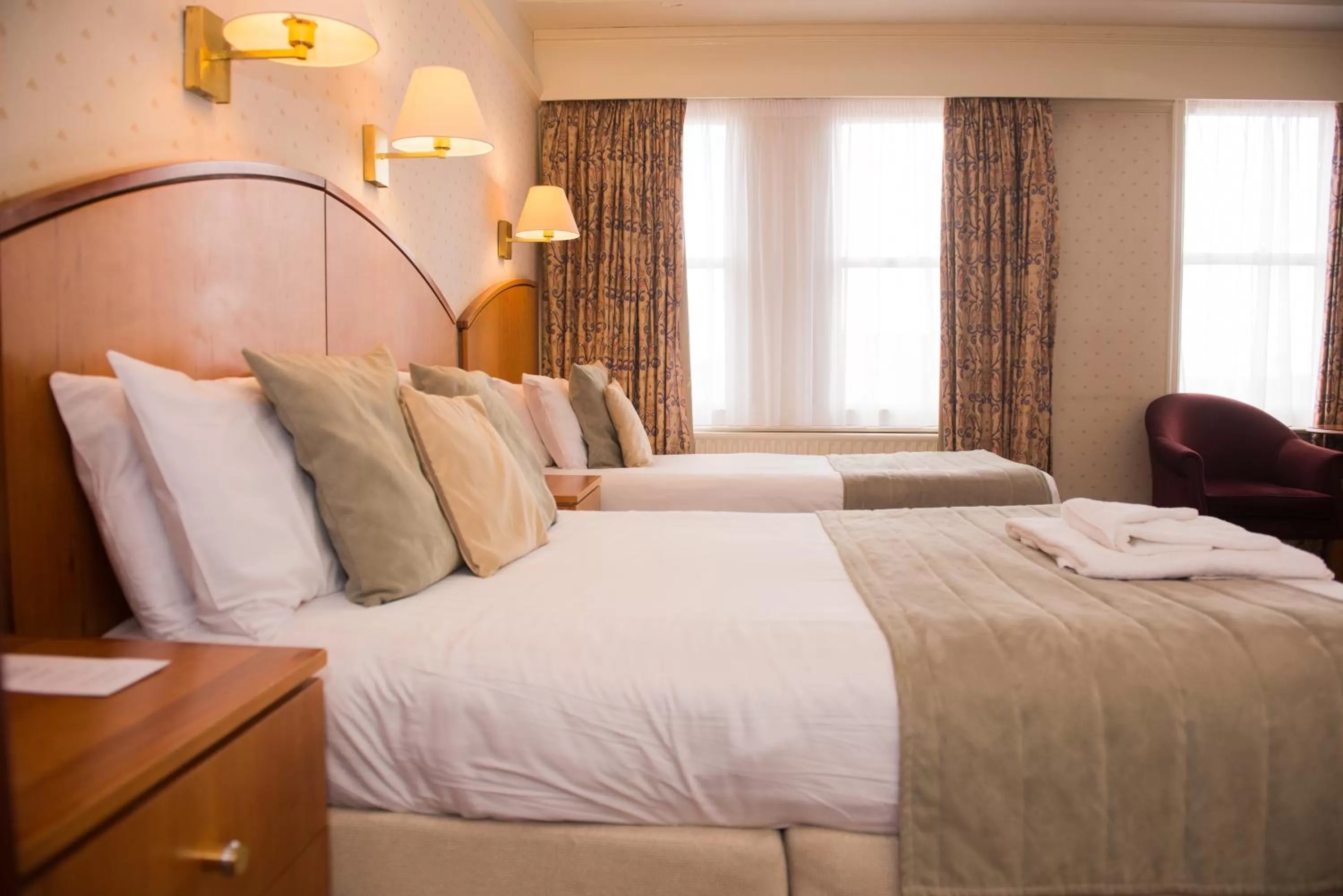 Bedroom, Bed in Crown & Mitre Hotel