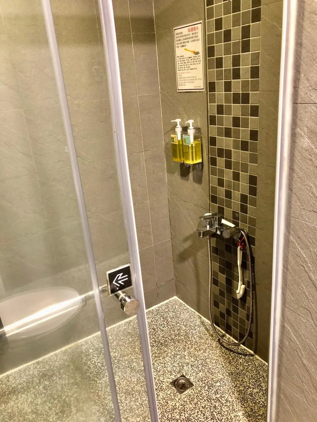 Shower in Fun Inn Taipei Hostel