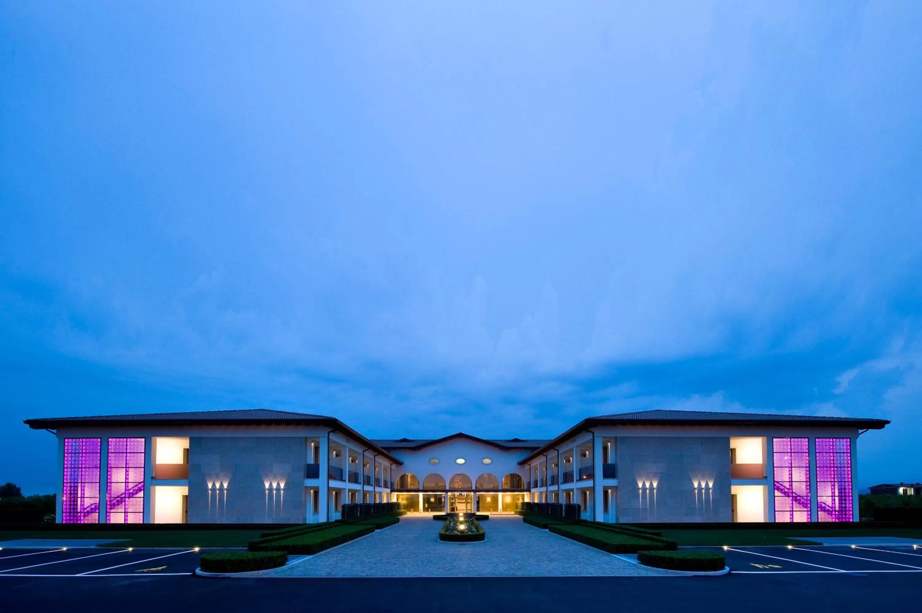 Facade/entrance in Viola Mhotel