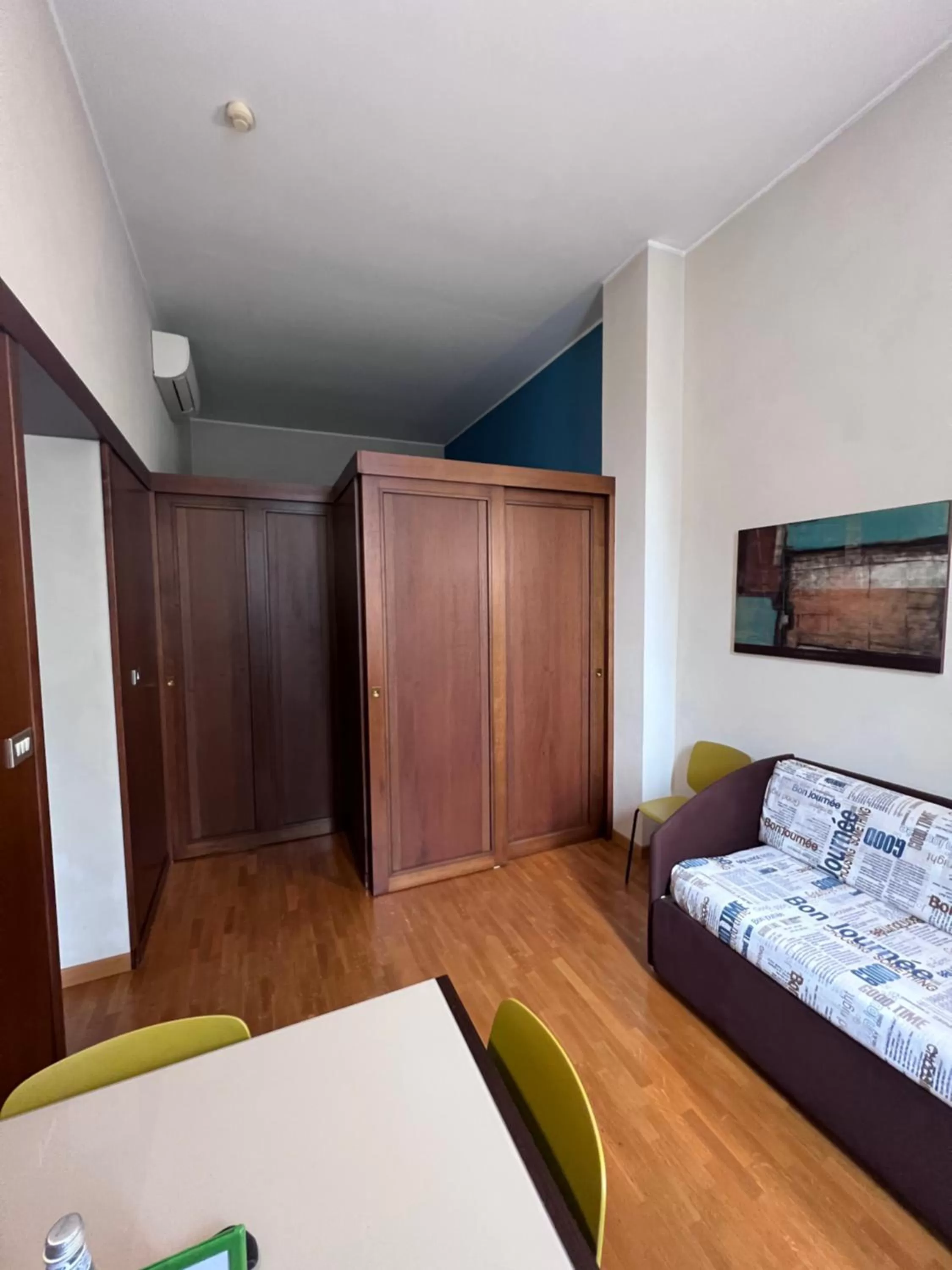 Photo of the whole room, Bed in Residence Star