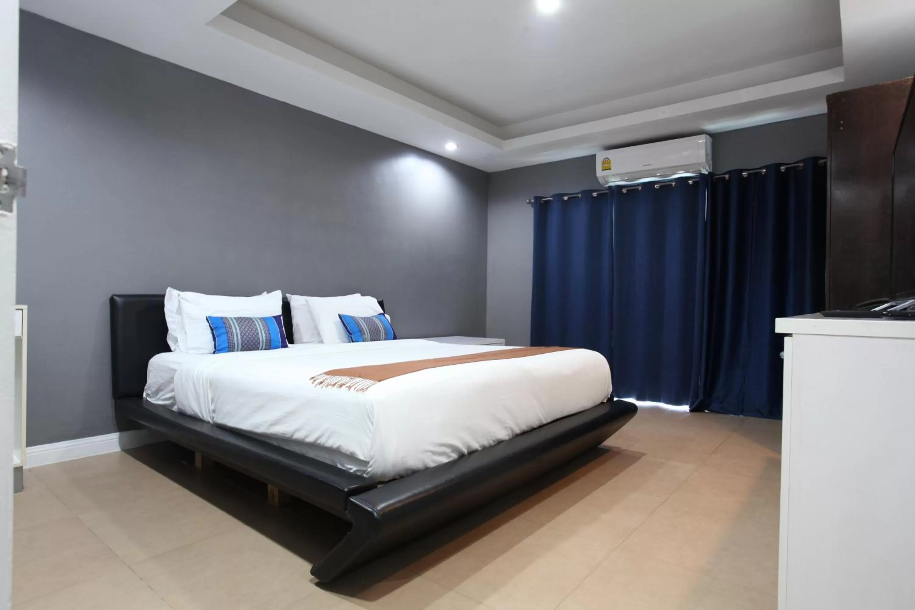 Bed in DEL MAR RESIDENCE