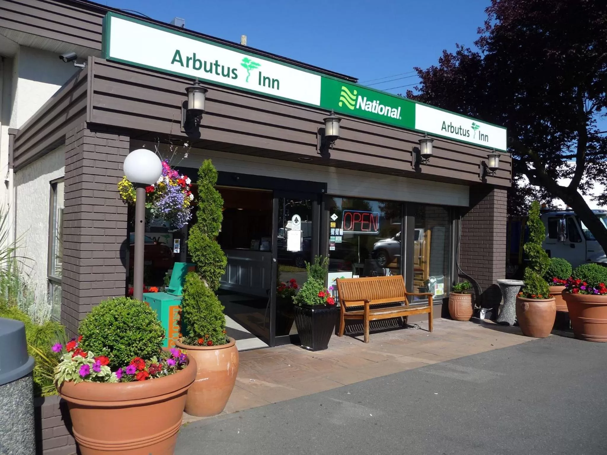 Facade/entrance in Arbutus Inn