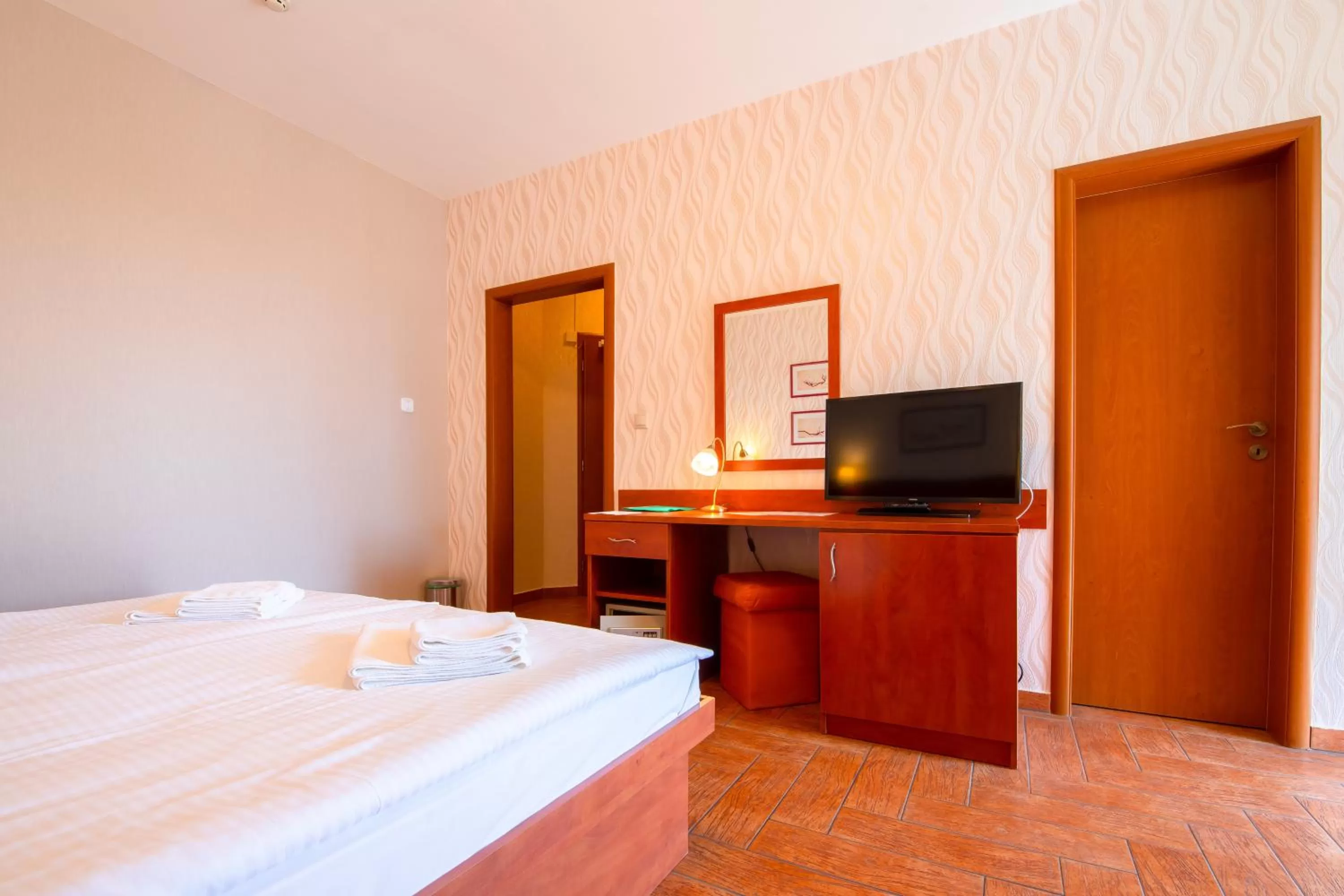 Communal lounge/ TV room, Bed in Hotel Orchidea Spa & Wellness