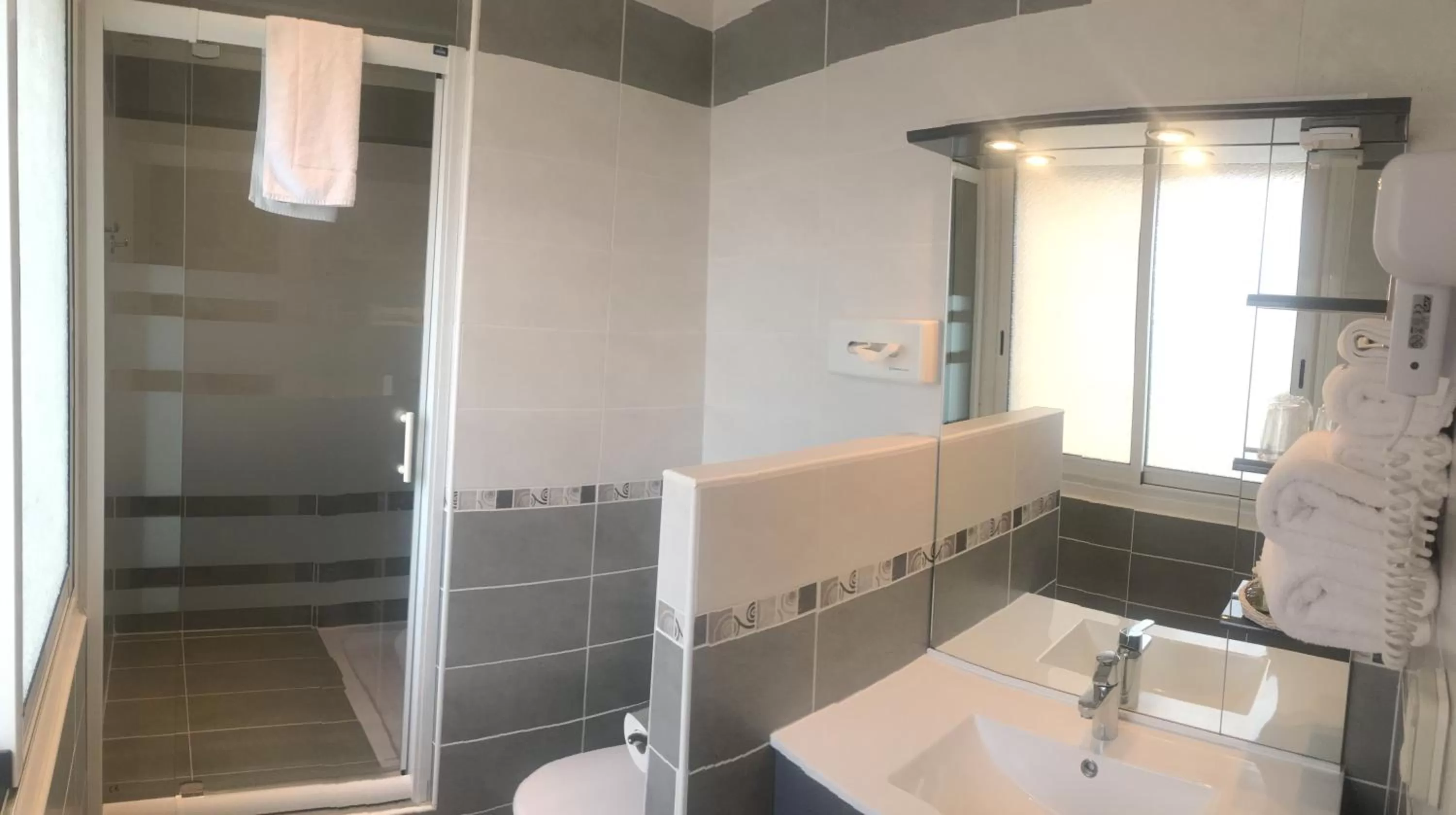 Bathroom in Logis Hotel Restaurant le Mirador