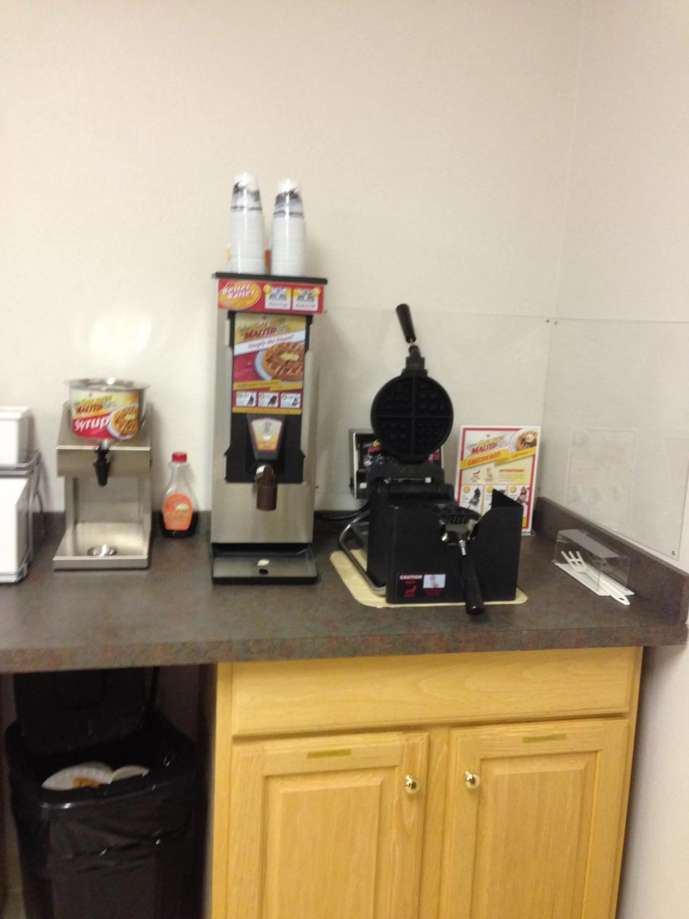 Restaurant/places to eat in Super 8 by Wyndham Gas City Marion Area