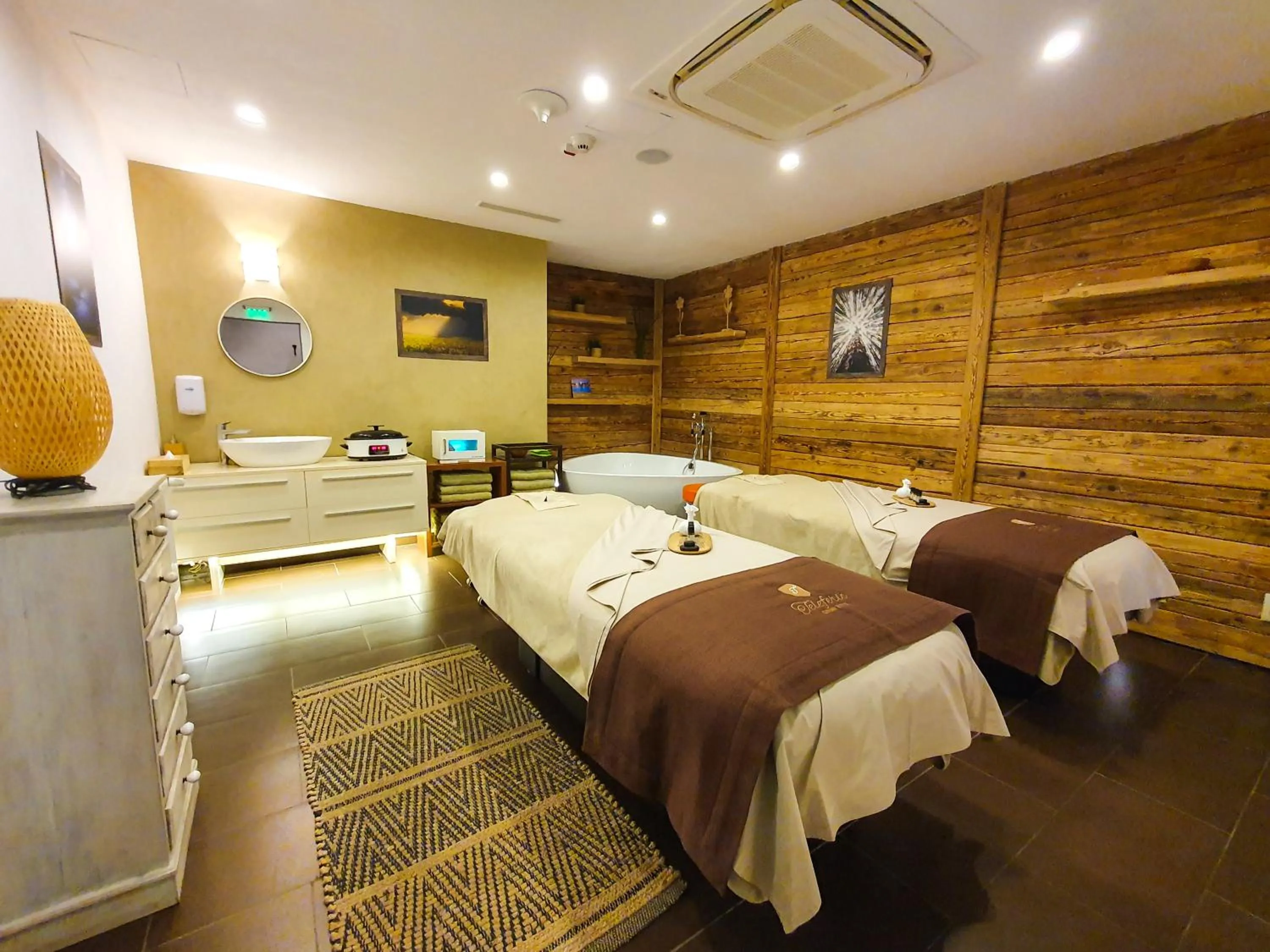 Property building, Bed in Teleferic Grand Hotel