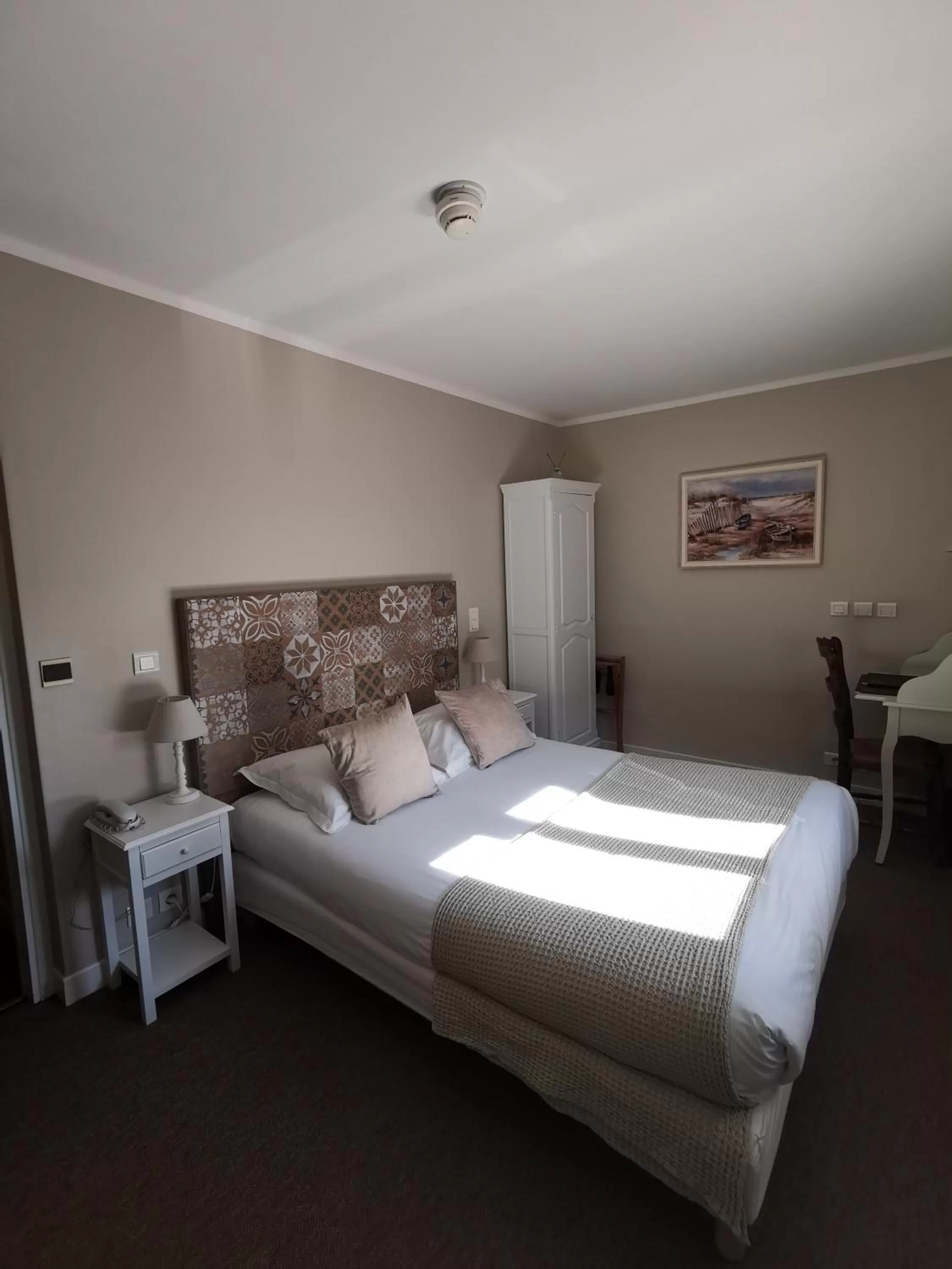 Photo of the whole room, Bed in Hôtel du Parc