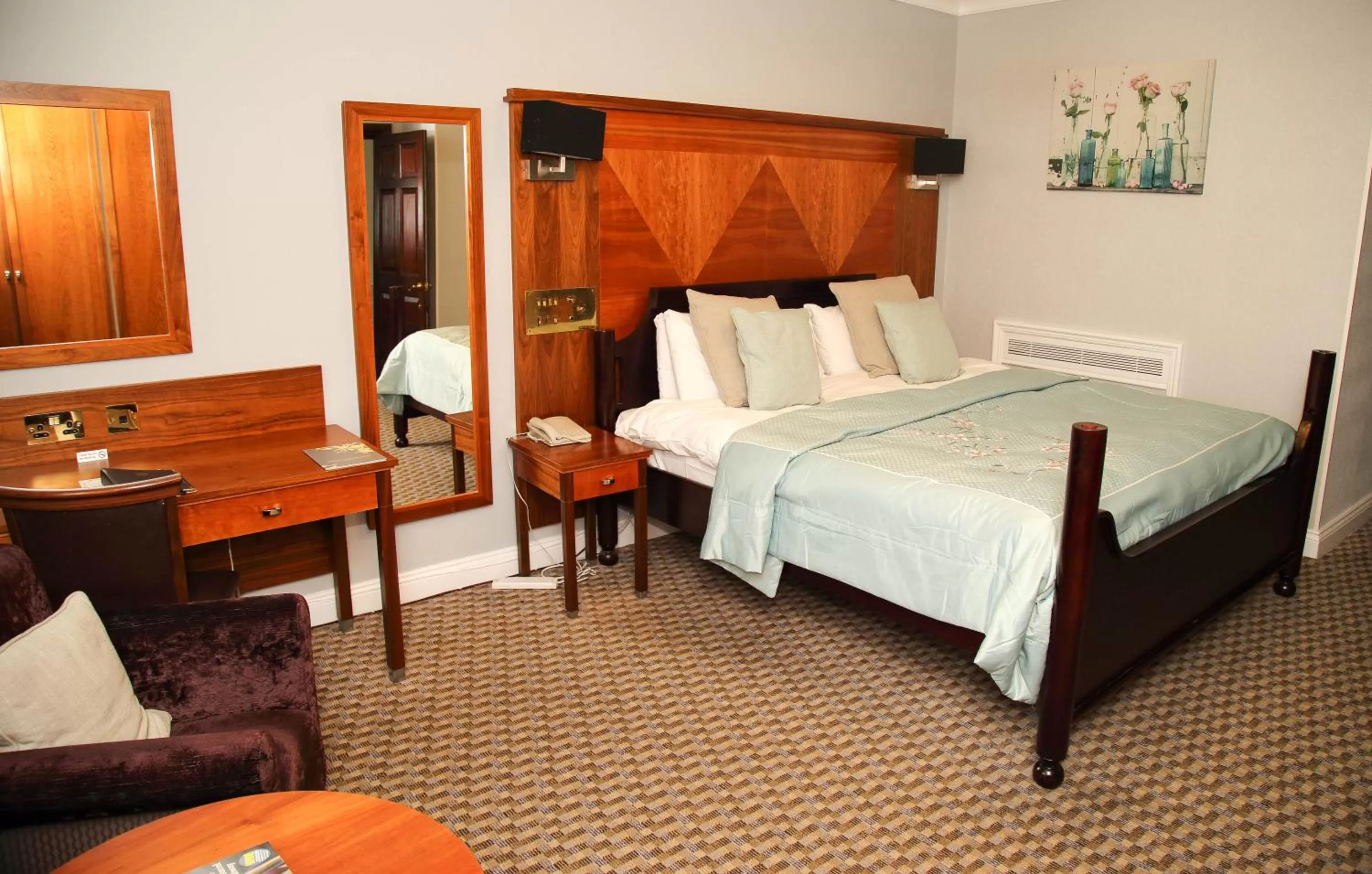 Bedroom, Bed in Quorn Country Hotel Leicester