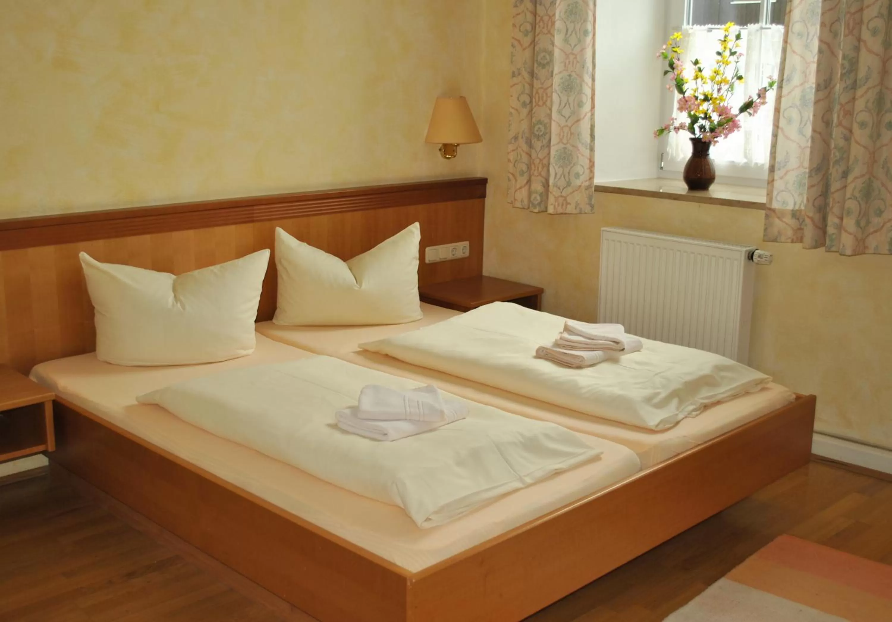 Bedroom, Bed in Gasthof Kampenwand Aschau