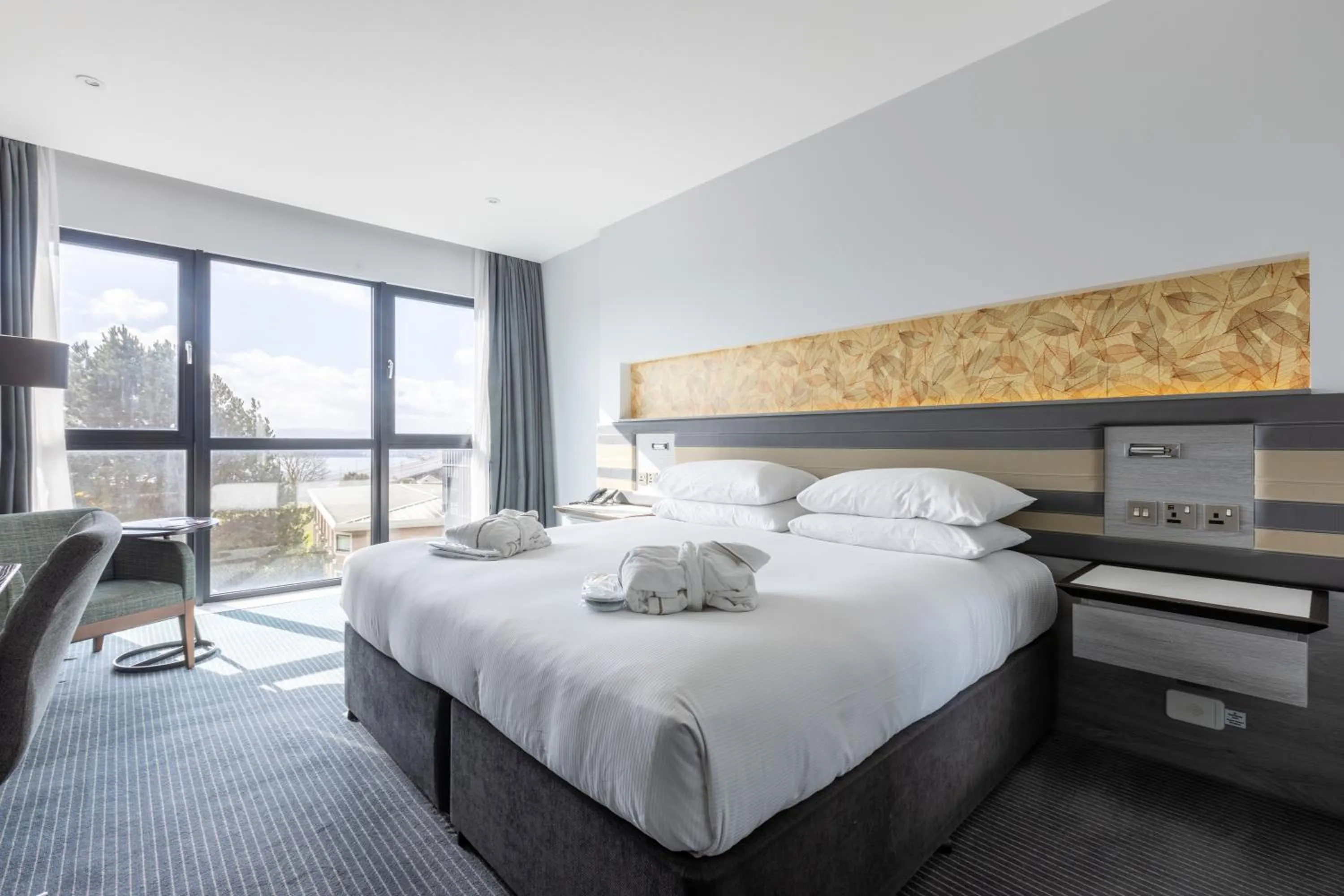 View (from property/room), Bed in DoubleTree by Hilton Edinburgh - Queensferry Crossing