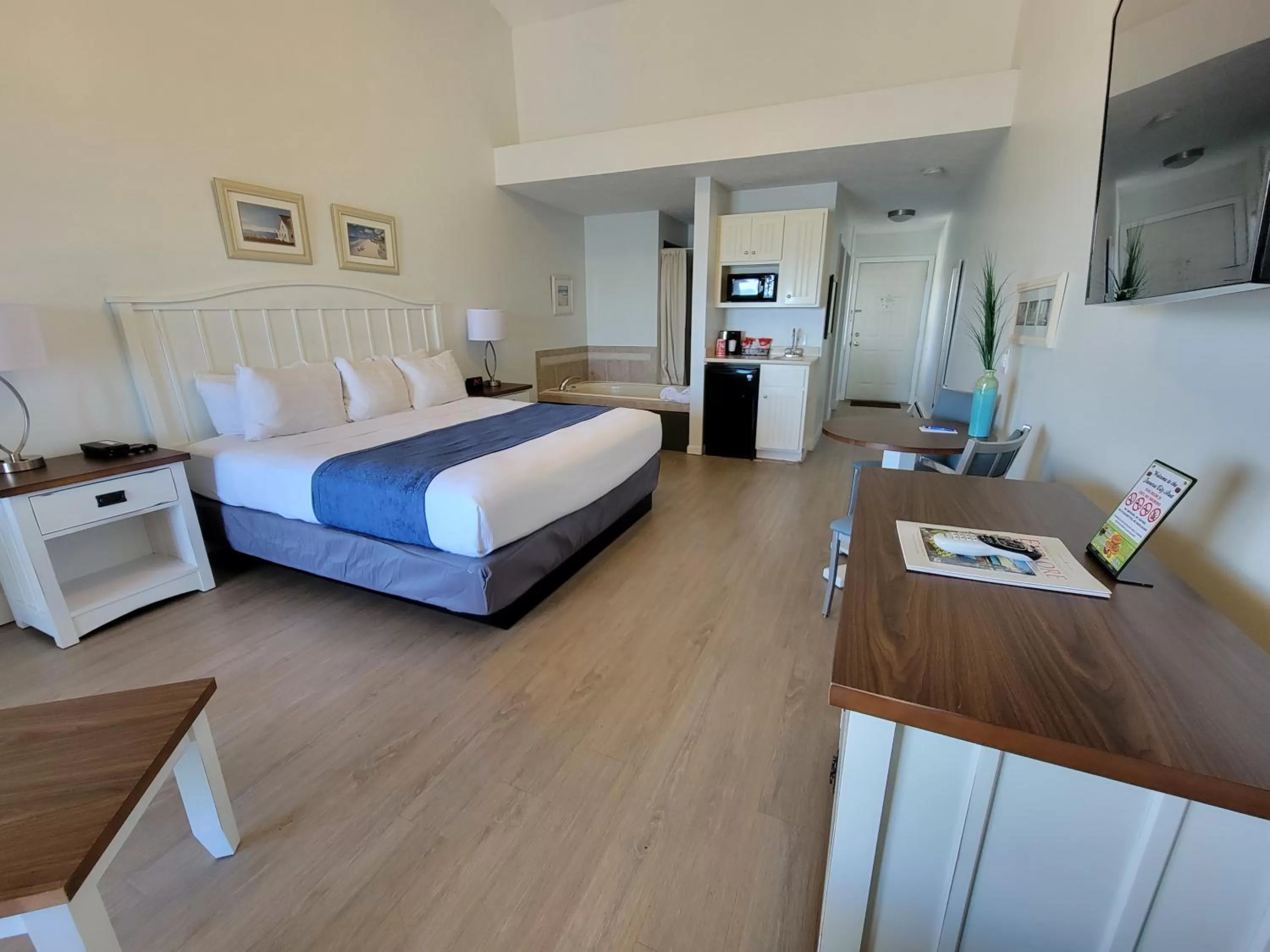 Photo of the whole room, Bed in Pointes North Beachfront Hotel - 2 Person Spa Tub Studios