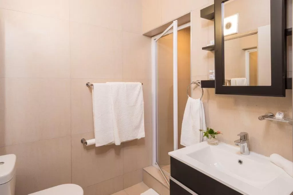 Bathroom in Flamingo Rocks