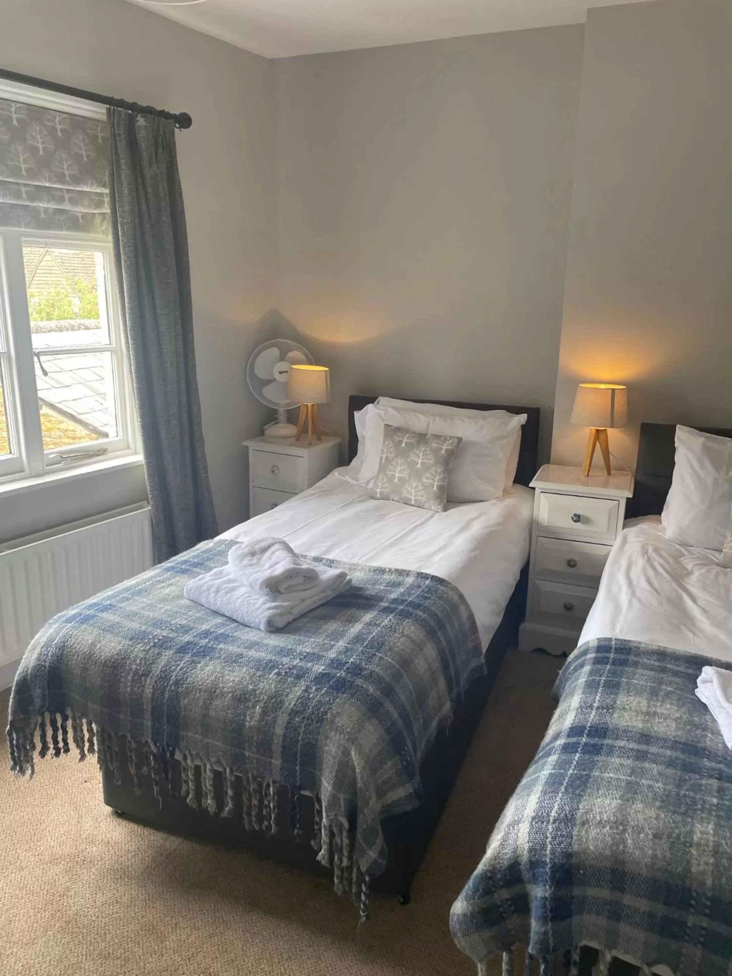 Twin Room with Shower in The Sun Inn At Hook Norton