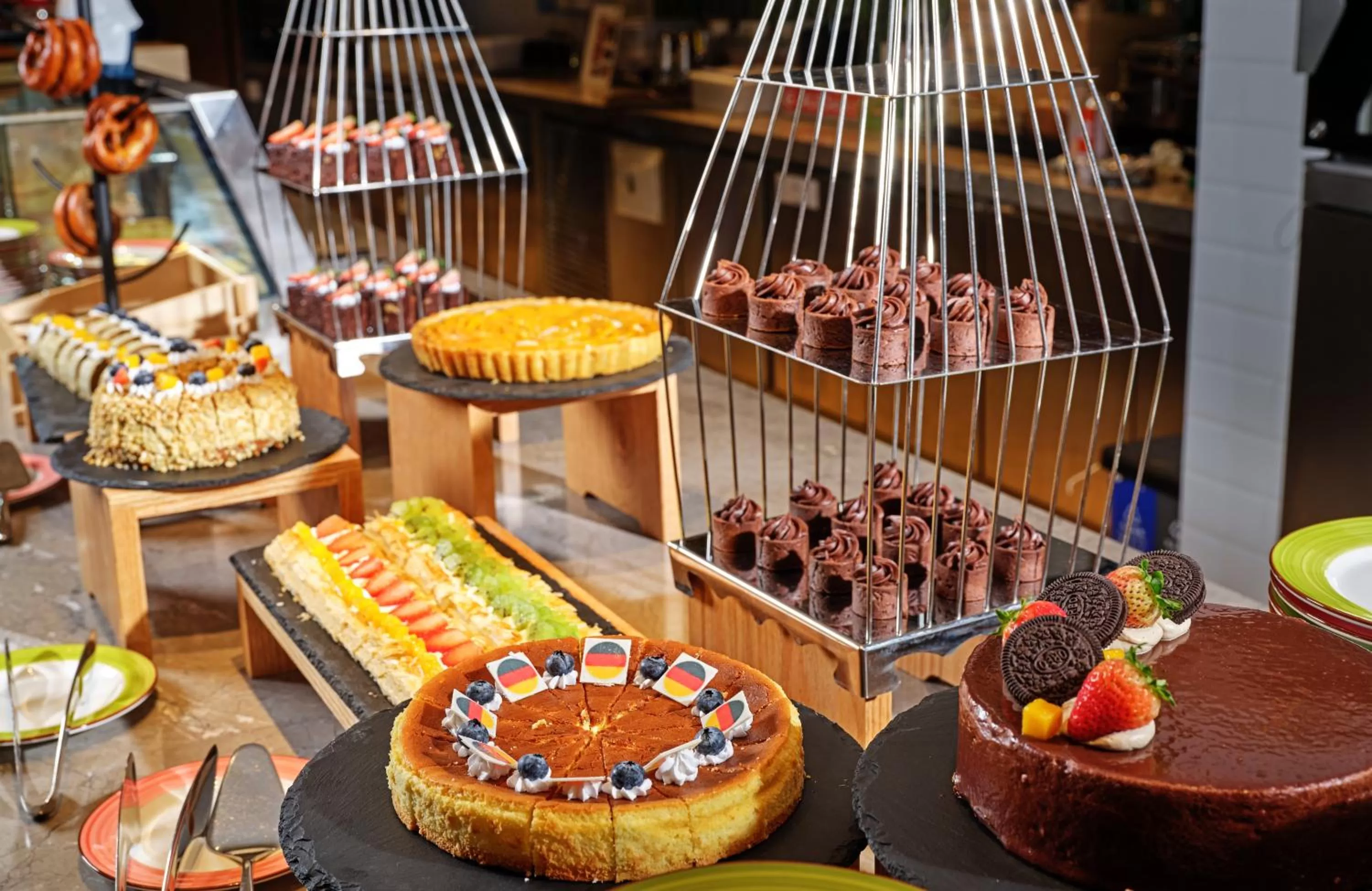 Restaurant/places to eat in Holiday Inn Guangzhou South Lake-an lHG Hotel