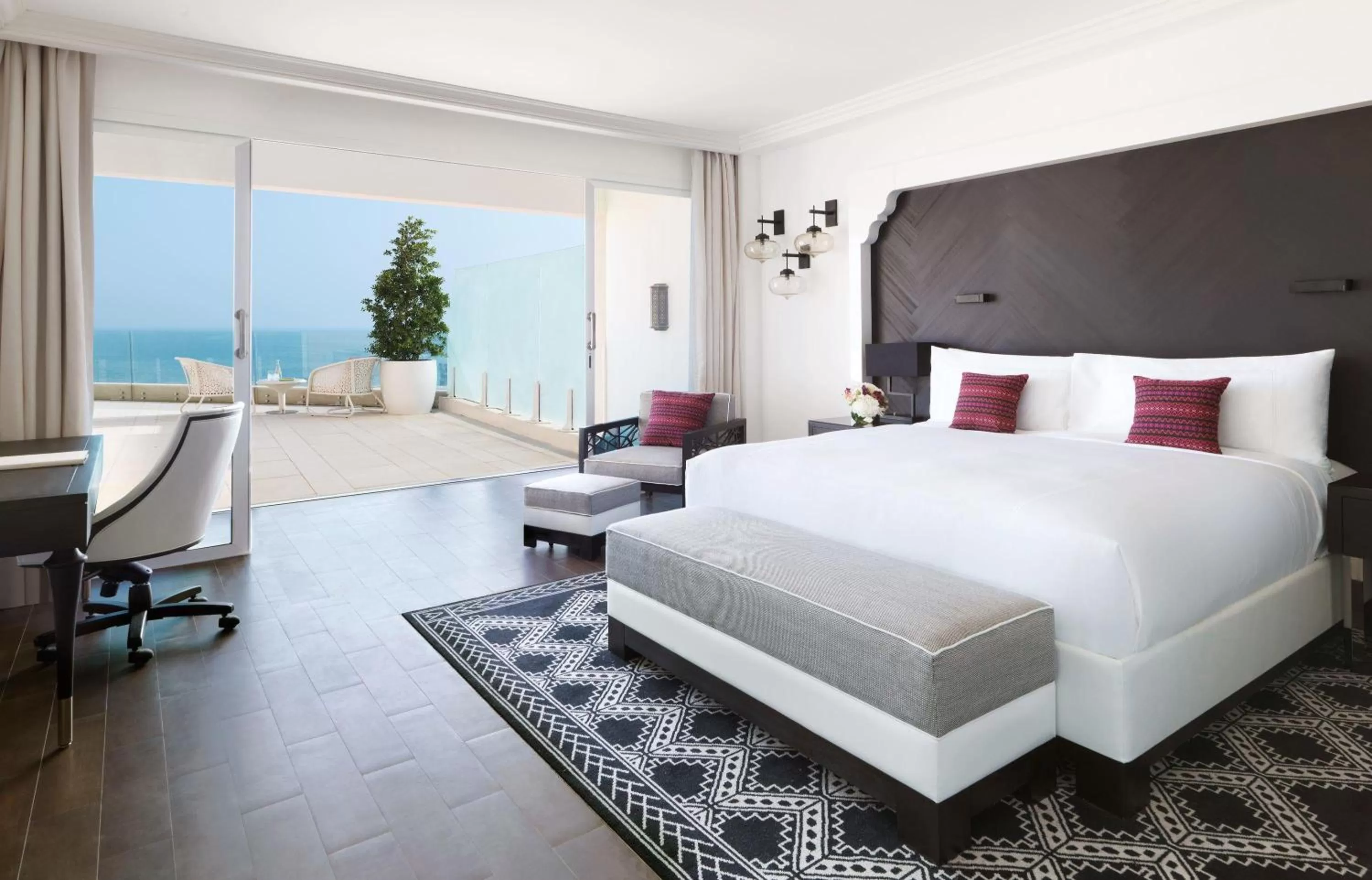 Bedroom, Bed in Fairmont Fujairah Beach Resort