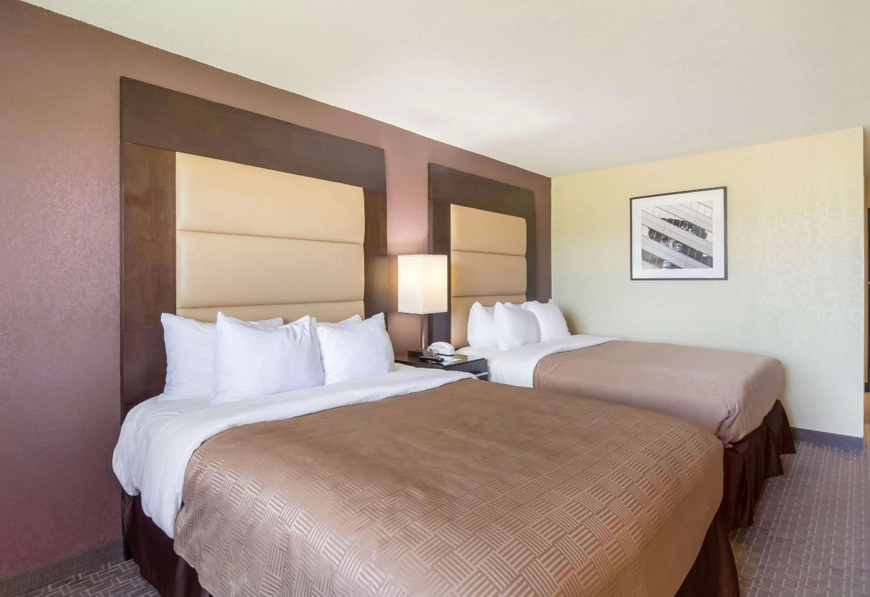 Bedroom, Bed in Clarion Inn