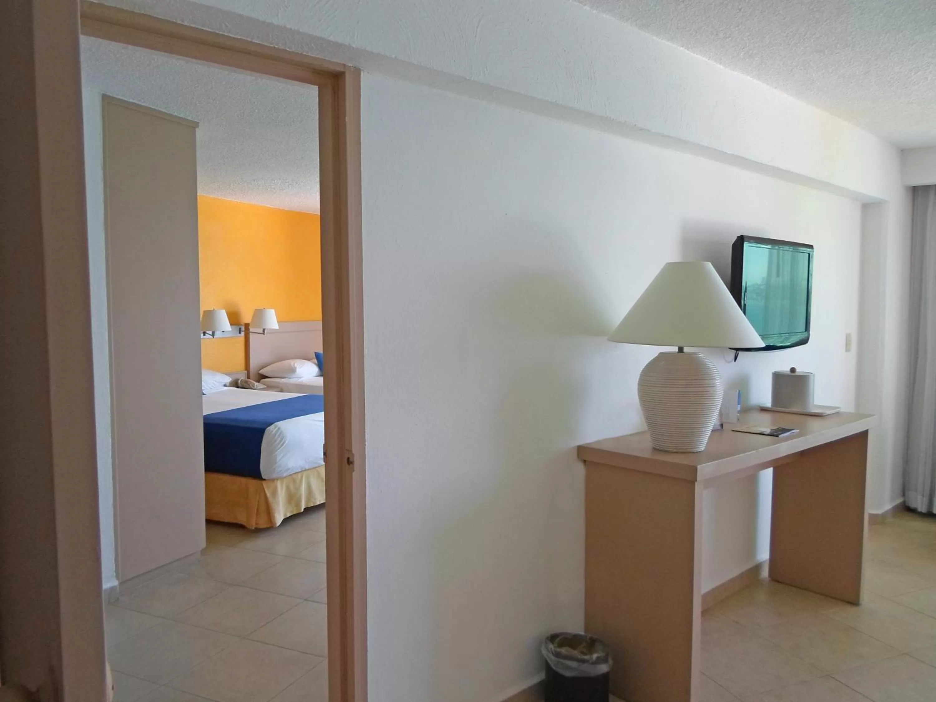 Photo of the whole room, Bed in Calinda Beach Acapulco