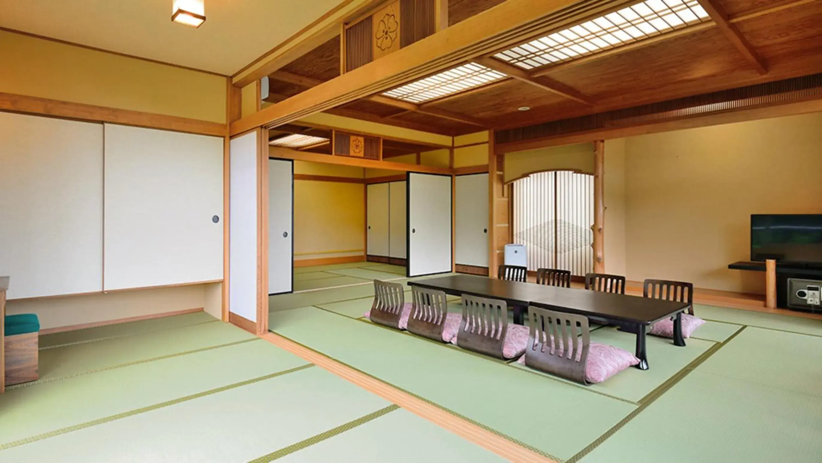 Large Japanese-Style Corner Room with Mt. Fuji View in New Hakkeien Large Japanese-Style Corner Room with Mt. Fuji View in New Hakkeien