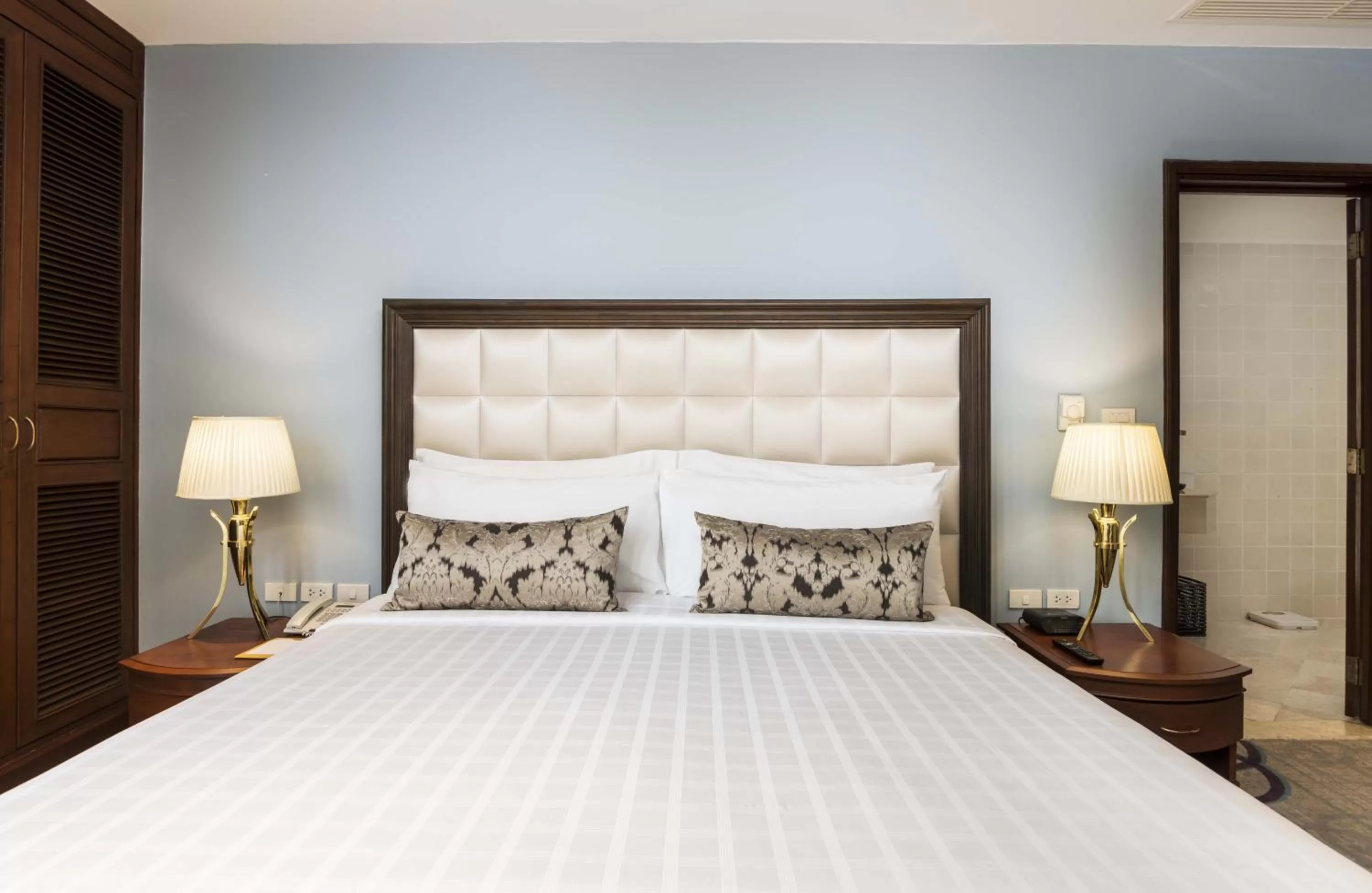 Bedroom, Bed in Chatrium Hotel Royal Lake Yangon