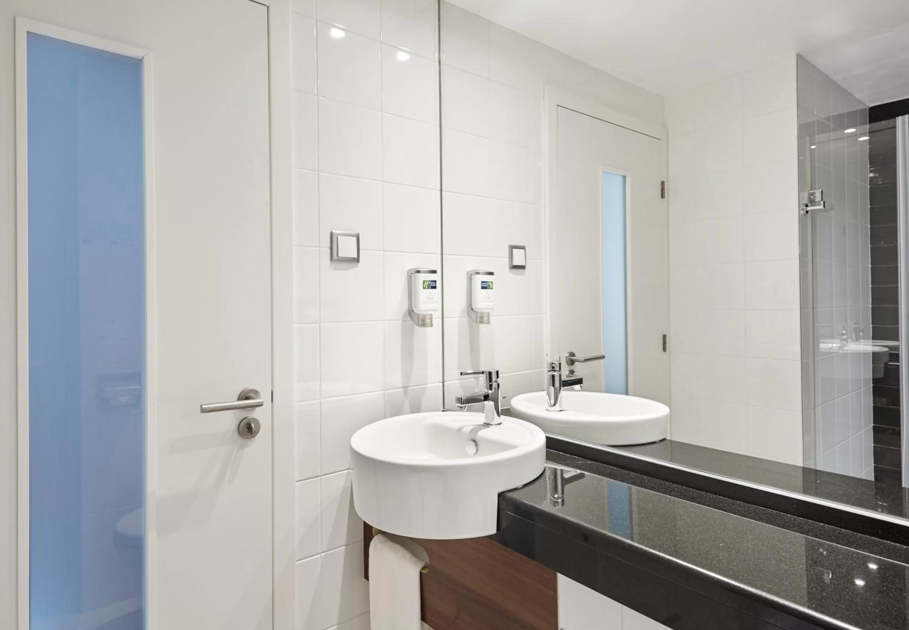 Photo of the whole room in Holiday Inn Express Lisbon Alfragide by IHG