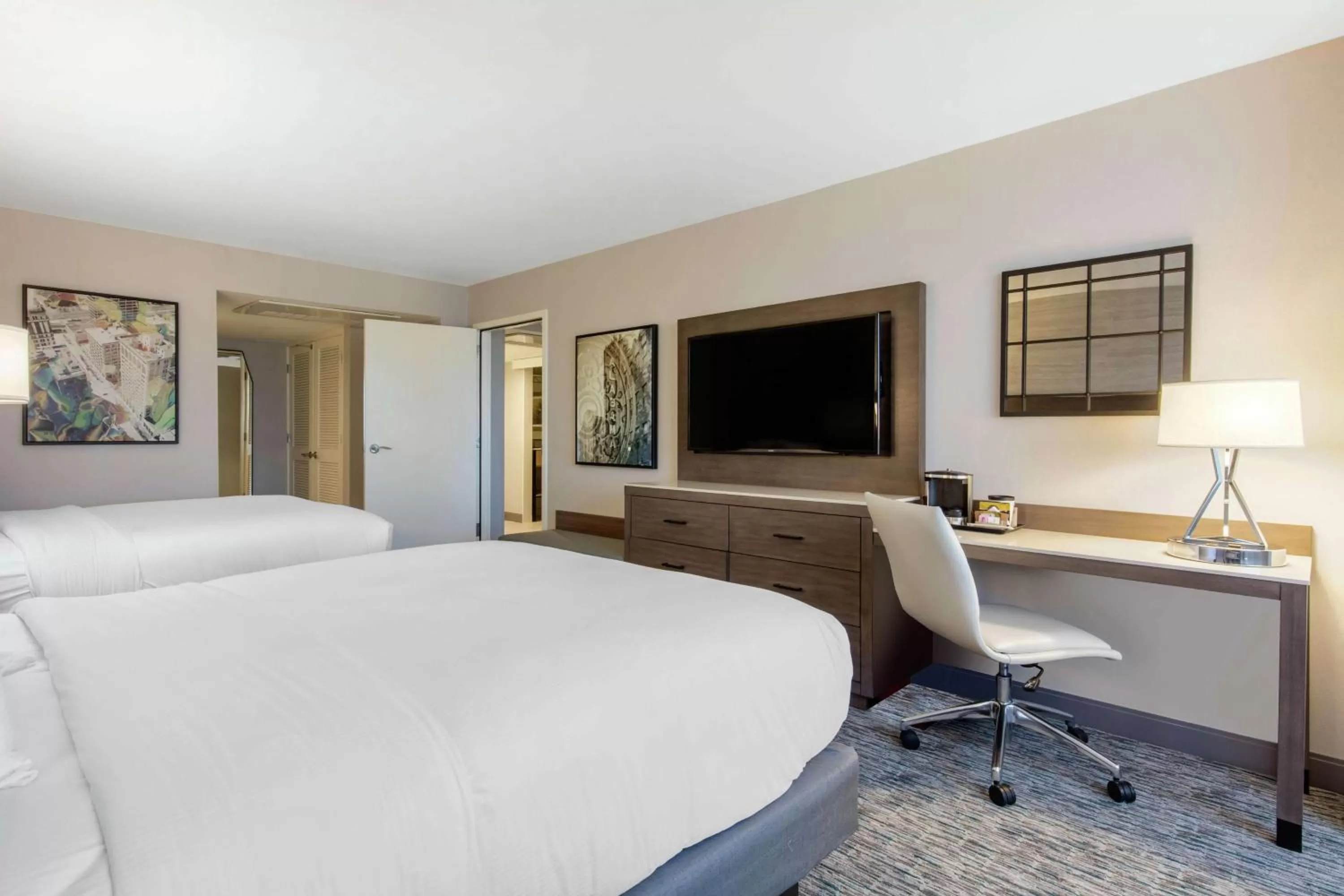 Bedroom, Bed in DoubleTree Birmingham Perimeter Park