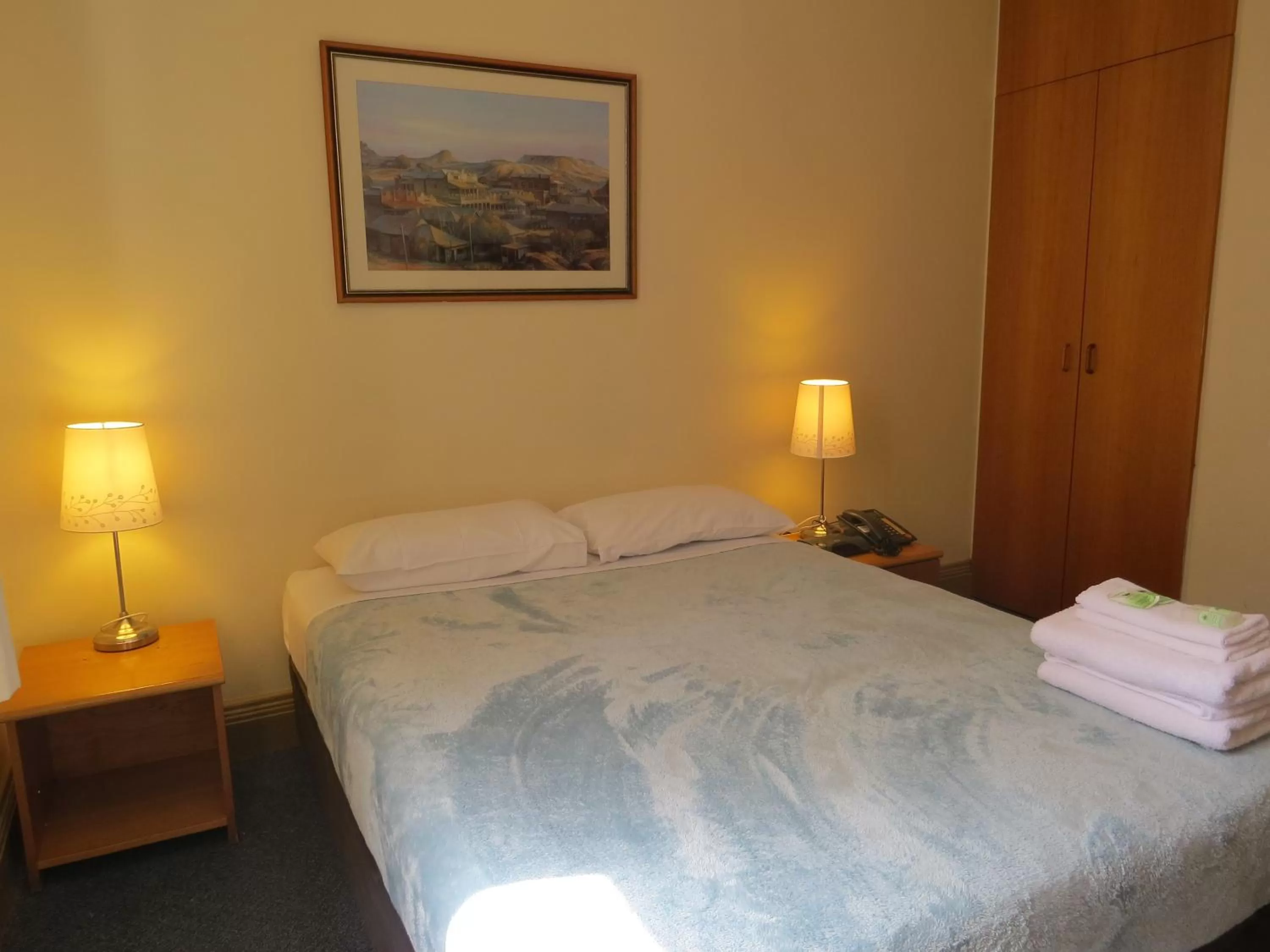 Bed in Criterion Hotel Perth