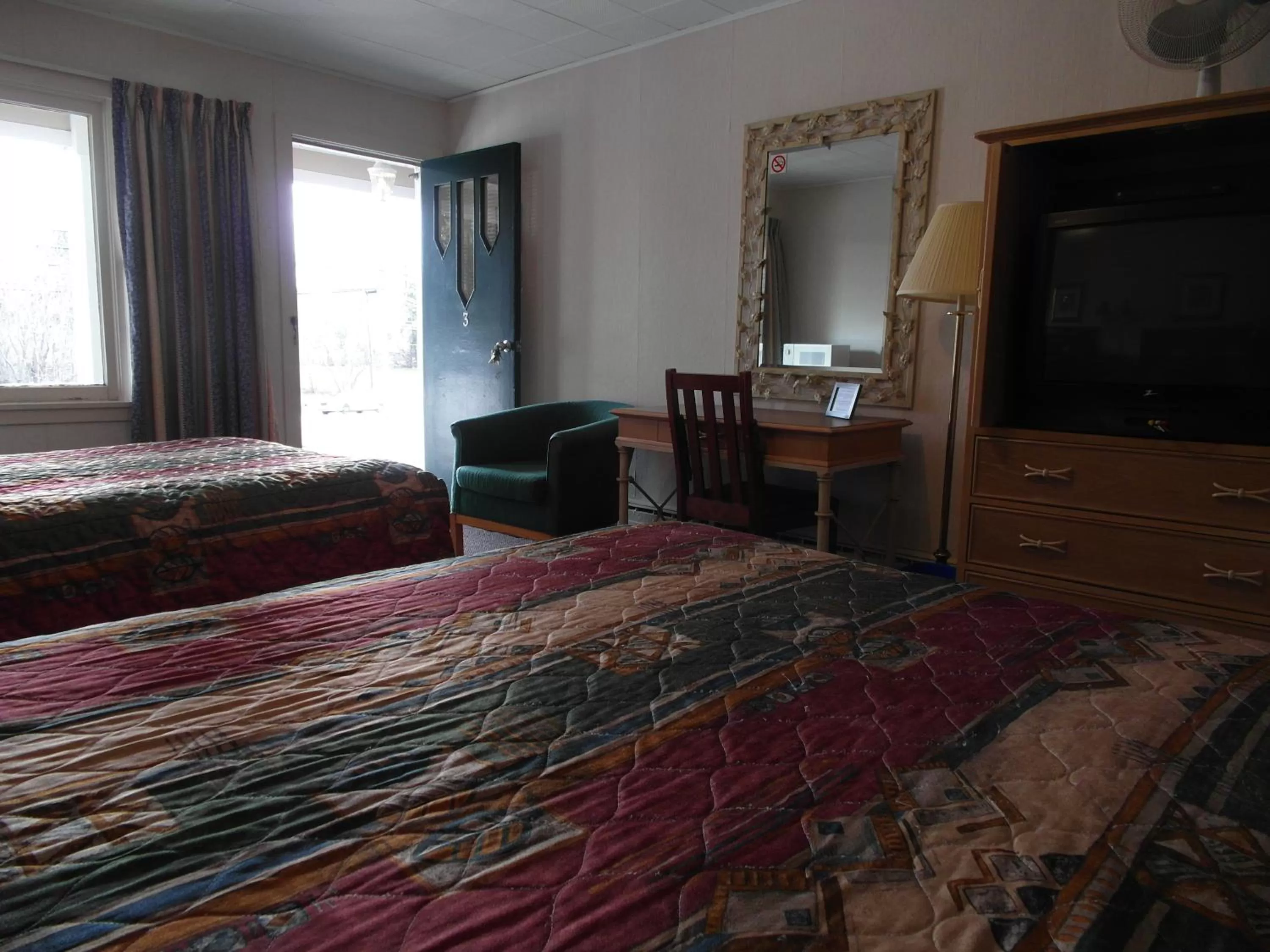 Photo of the whole room, Bed in The Lionstone Inn Motel and Cottages