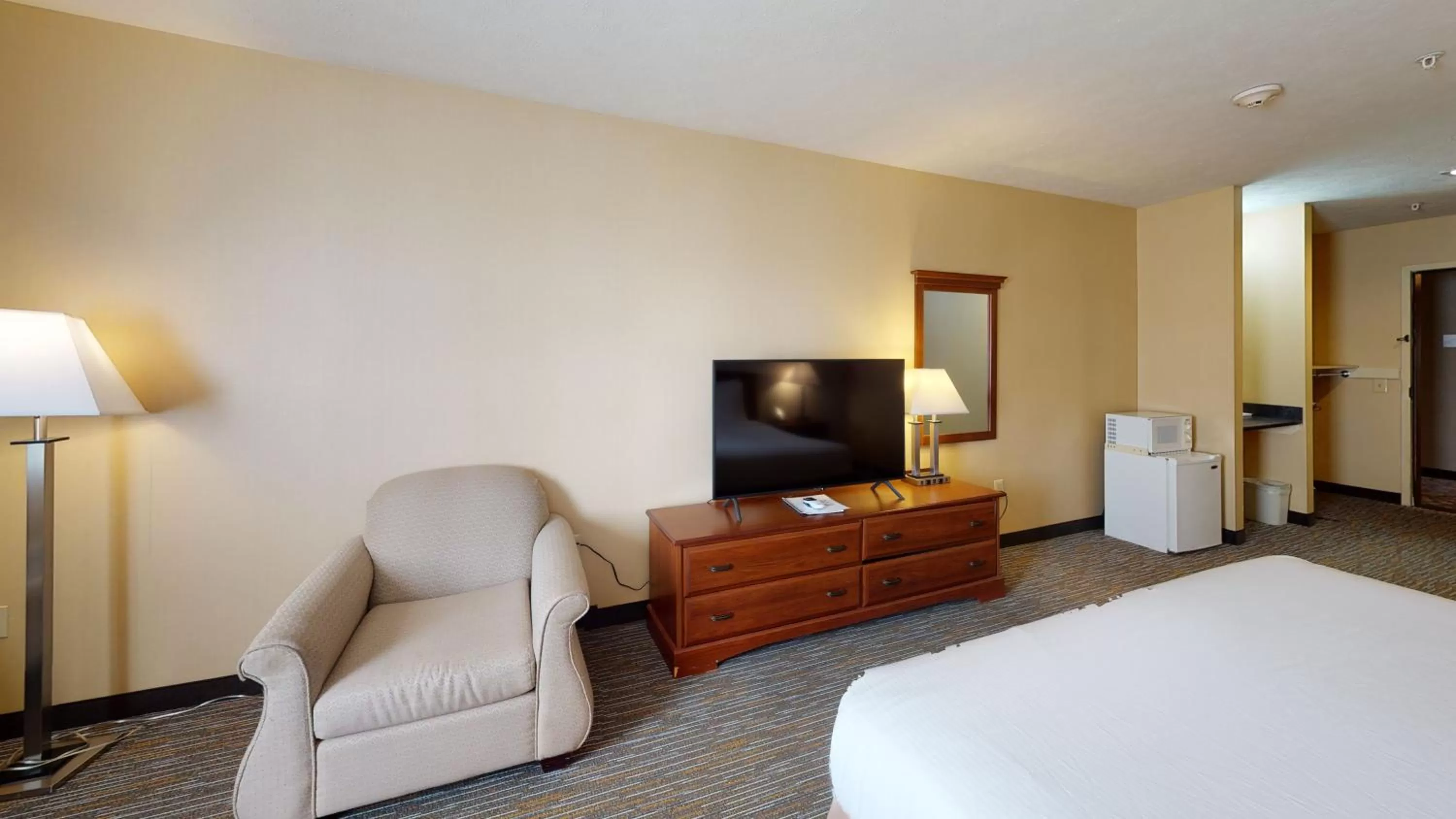 TV and multimedia, Bed in Ramada by Wyndham Strasburg - Shenandoah Valley
