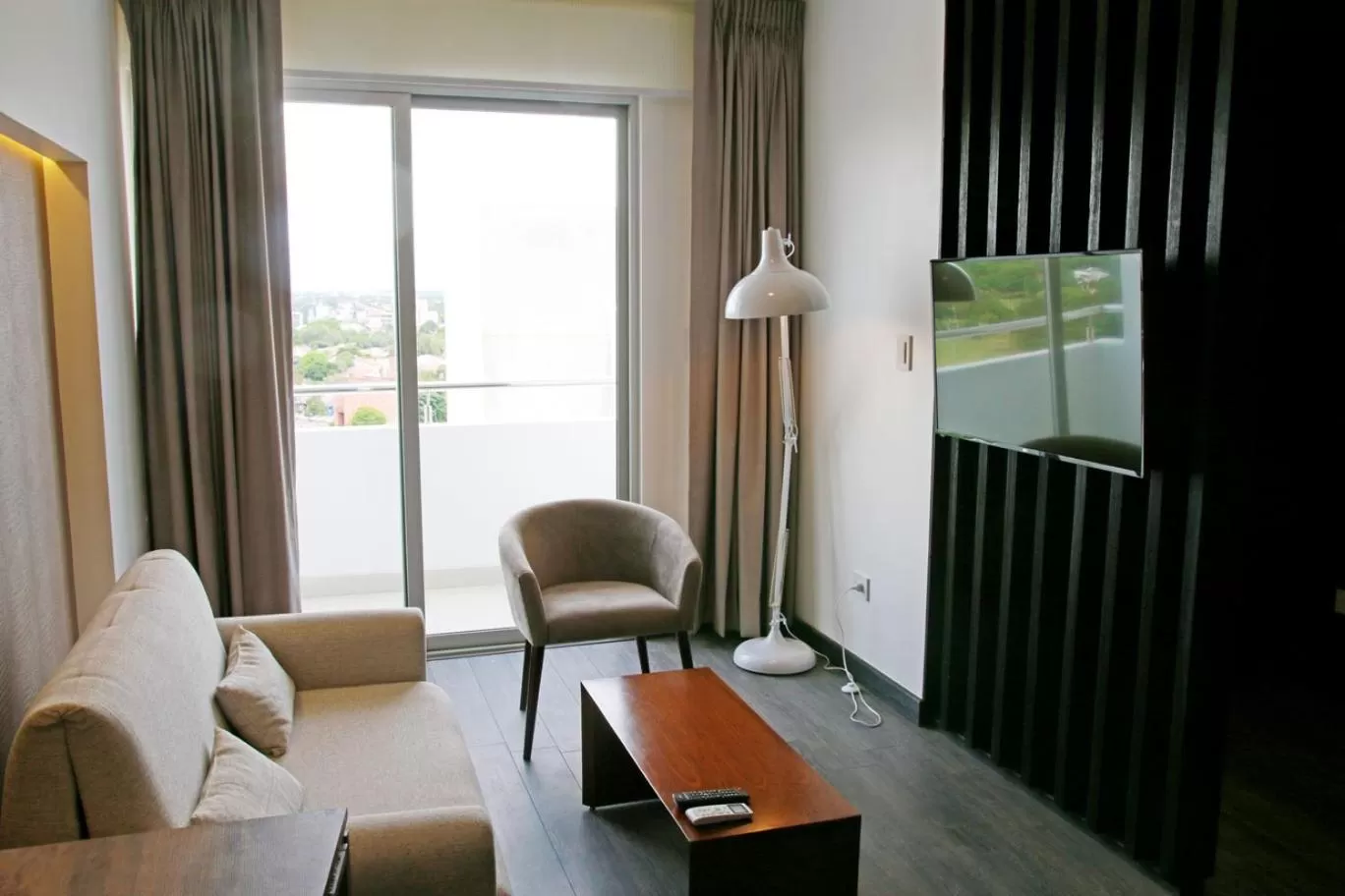 Communal lounge/ TV room in Urban Suites Apart Hotel