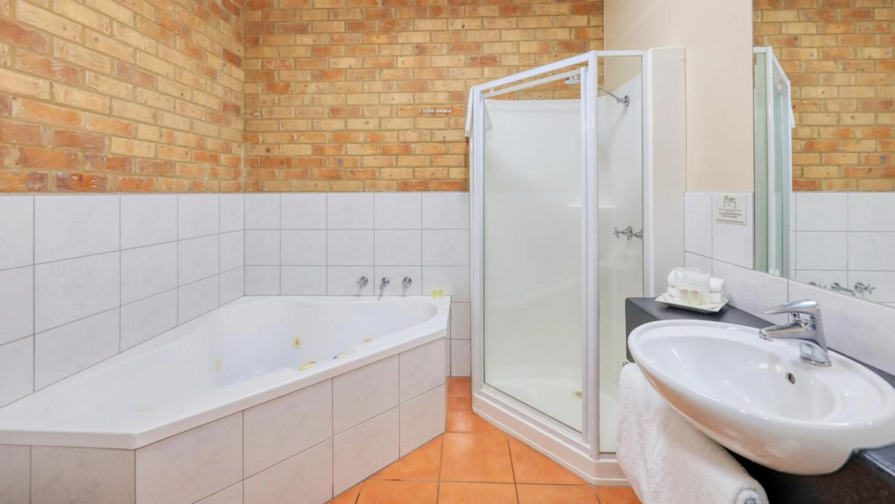 Shower in Bridges on Meninya Motel & Apartments