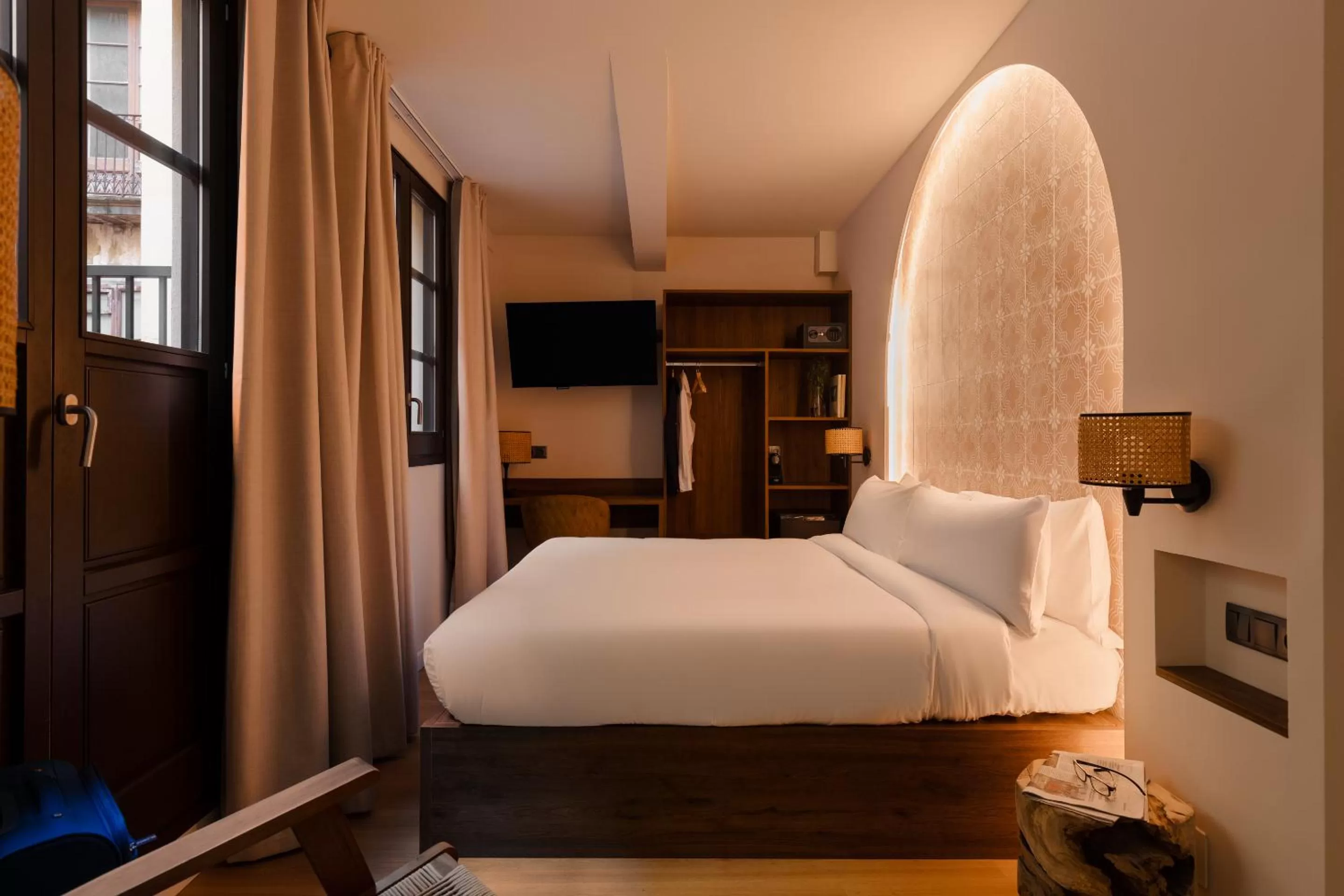 Deluxe King Room in Los Arcos Hotel Gothic Quarter, Sonder by Marriott Bonvoy