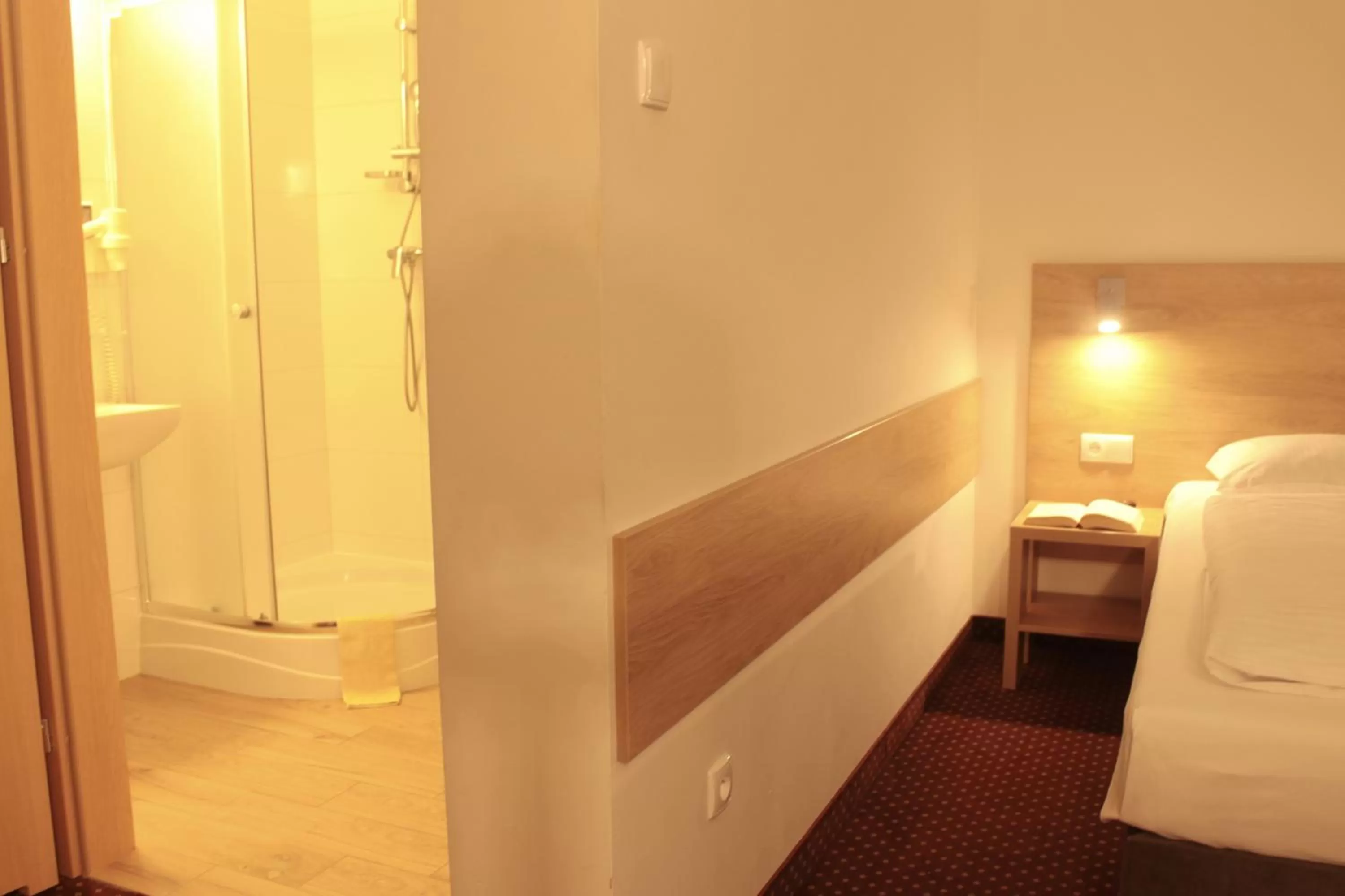Bathroom, Bed in Hotel Huszcza