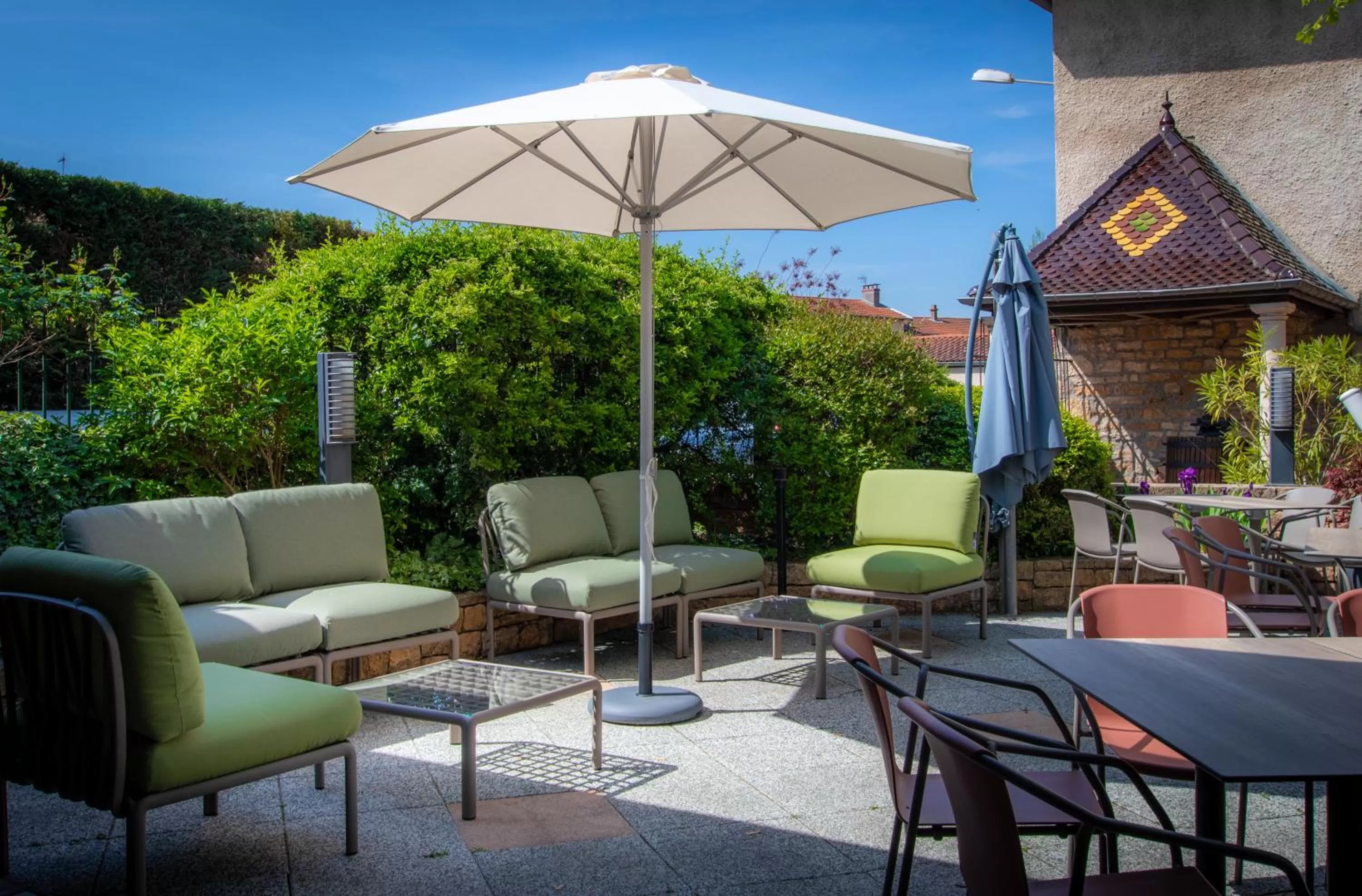 Patio in Logis Hôtel Tante Yvonne & son restaurant semi-gastronomique - Lyon Nord