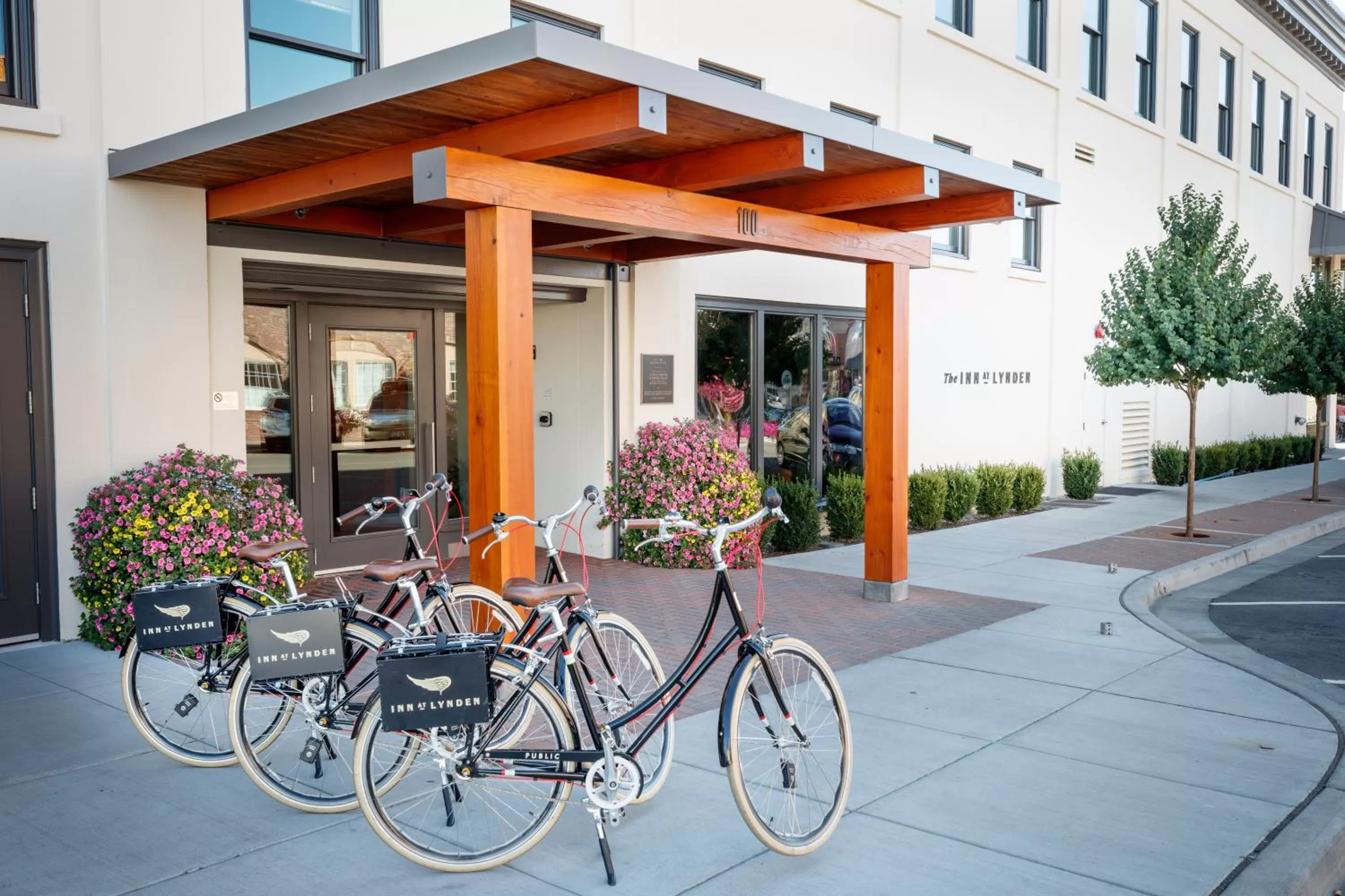 Facade/entrance in Inn at Lynden