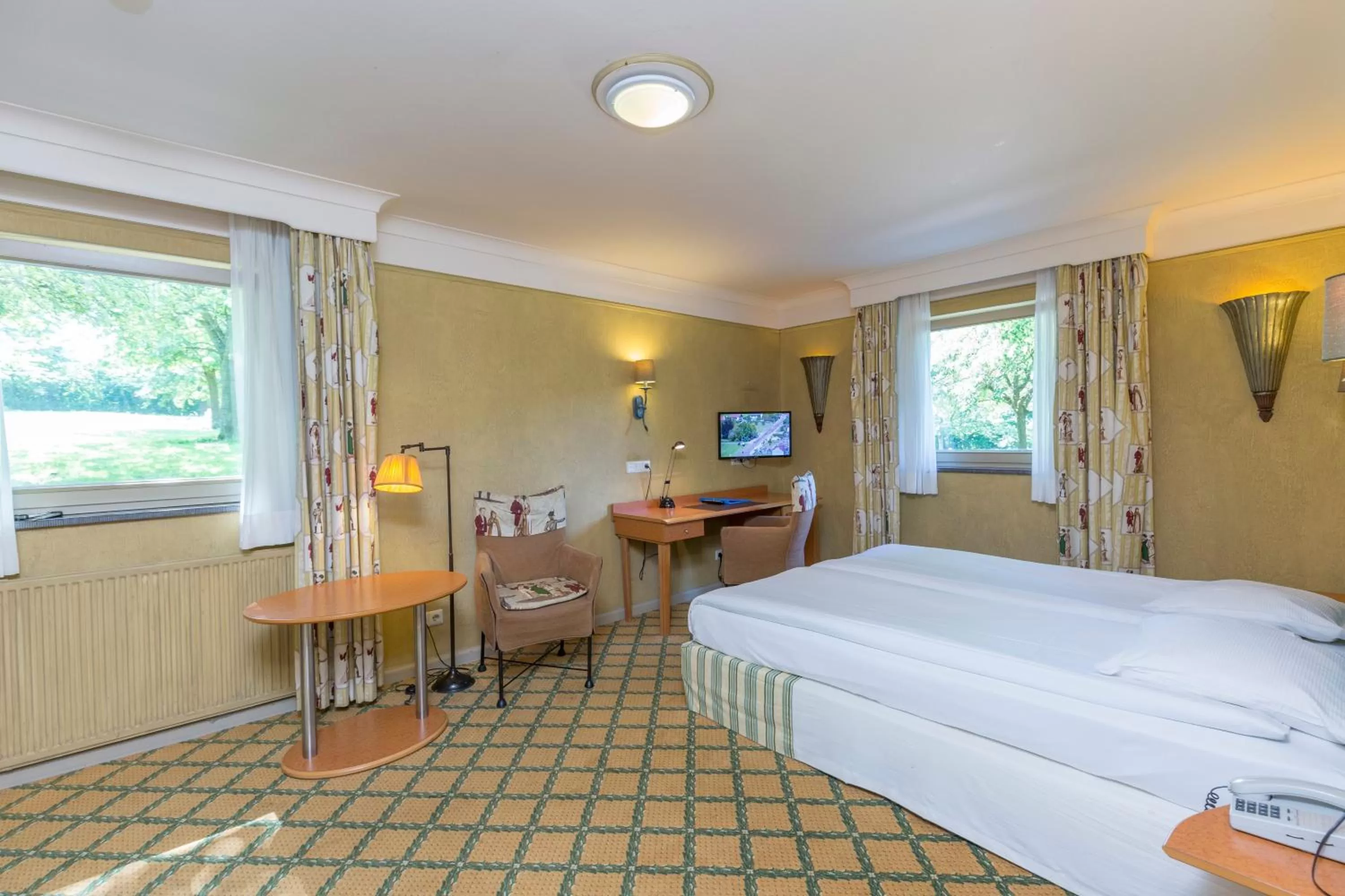 Seating area, Bed in Fletcher Hotel-Restaurant Kasteel Erenstein