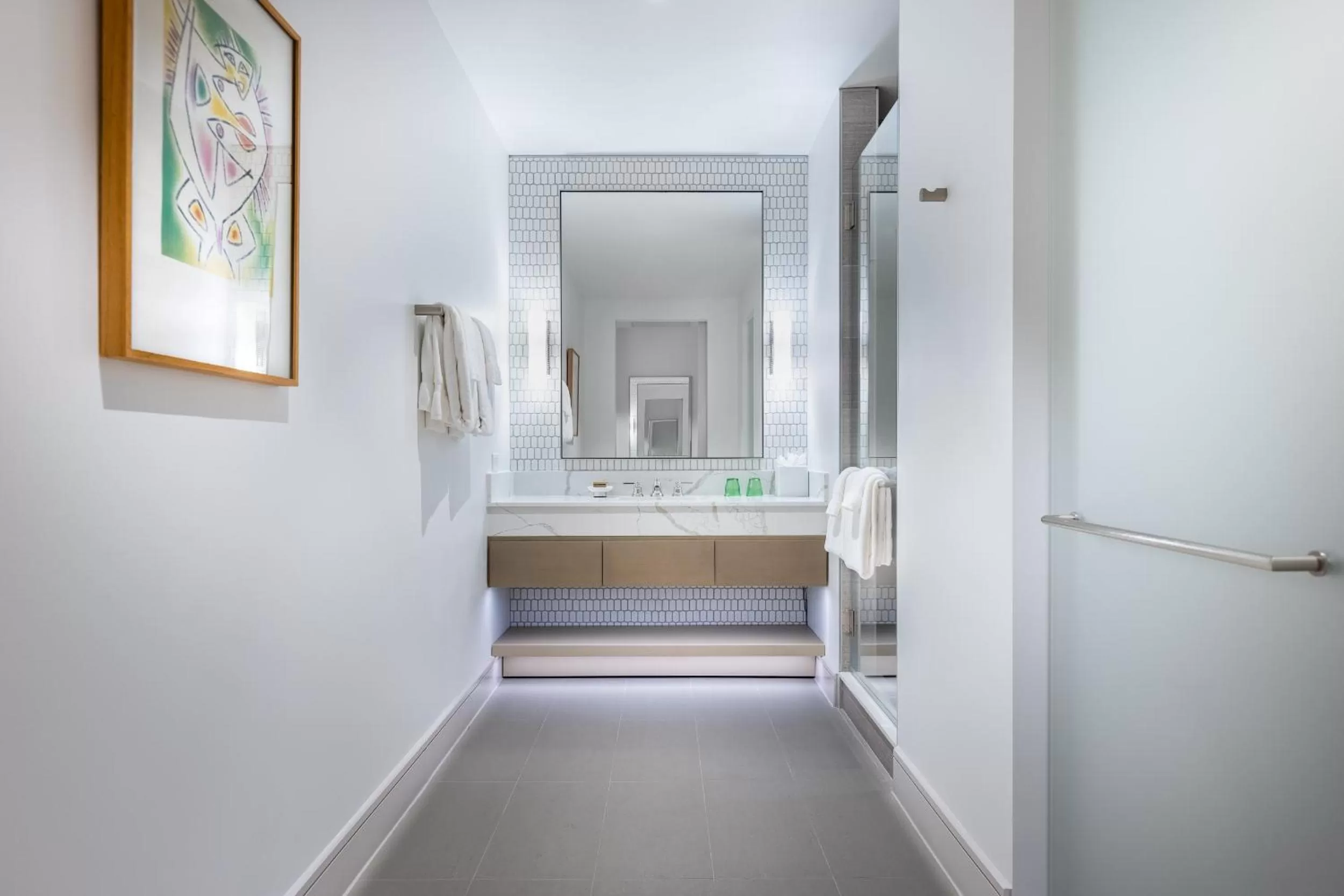 Shower, Bed in La Colombe d'Or Hotel